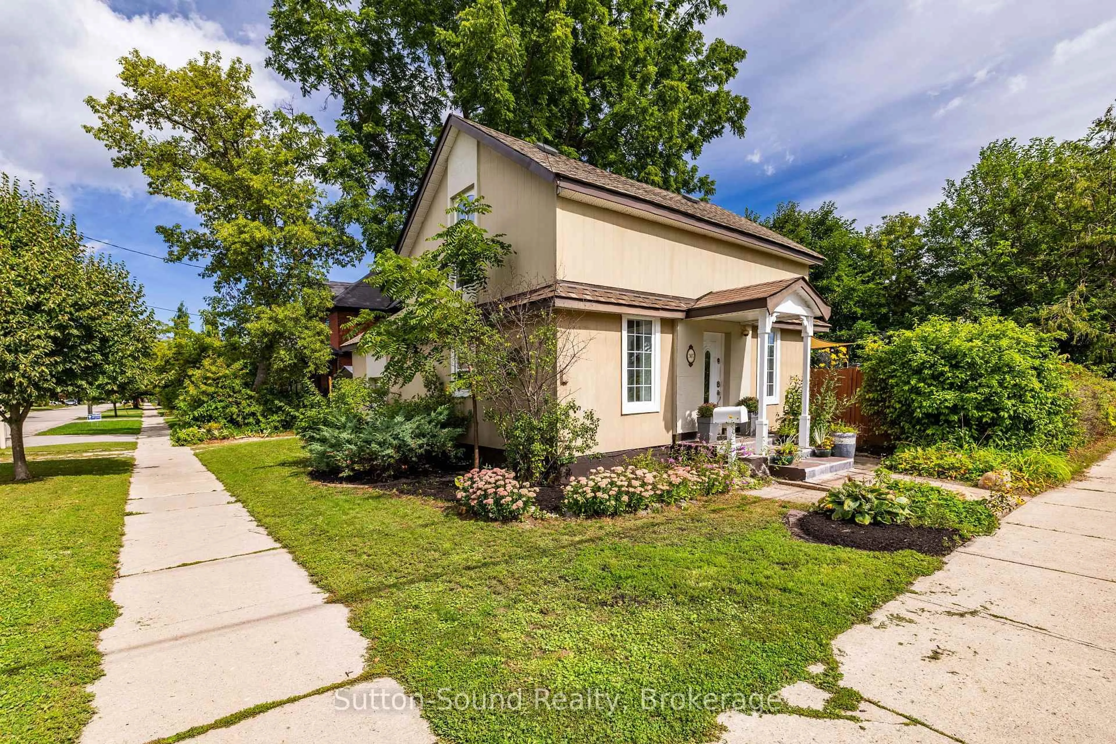 A pic from outside/outdoor area/front of a property/back of a property/a pic from drone, street for 307 Fourth St, Collingwood Ontario L9Y 3B2