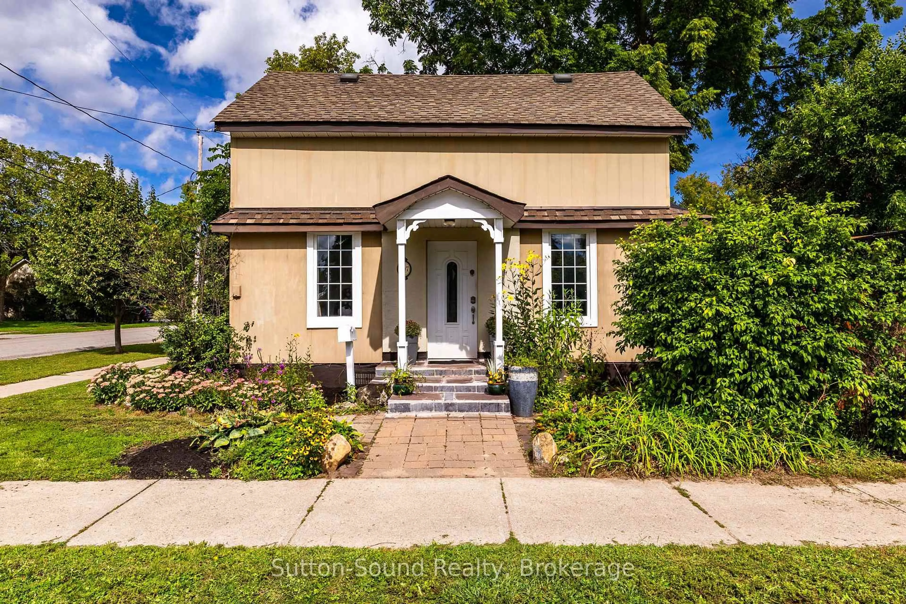 Home with brick exterior material, street for 307 Fourth St, Collingwood Ontario L9Y 3B2