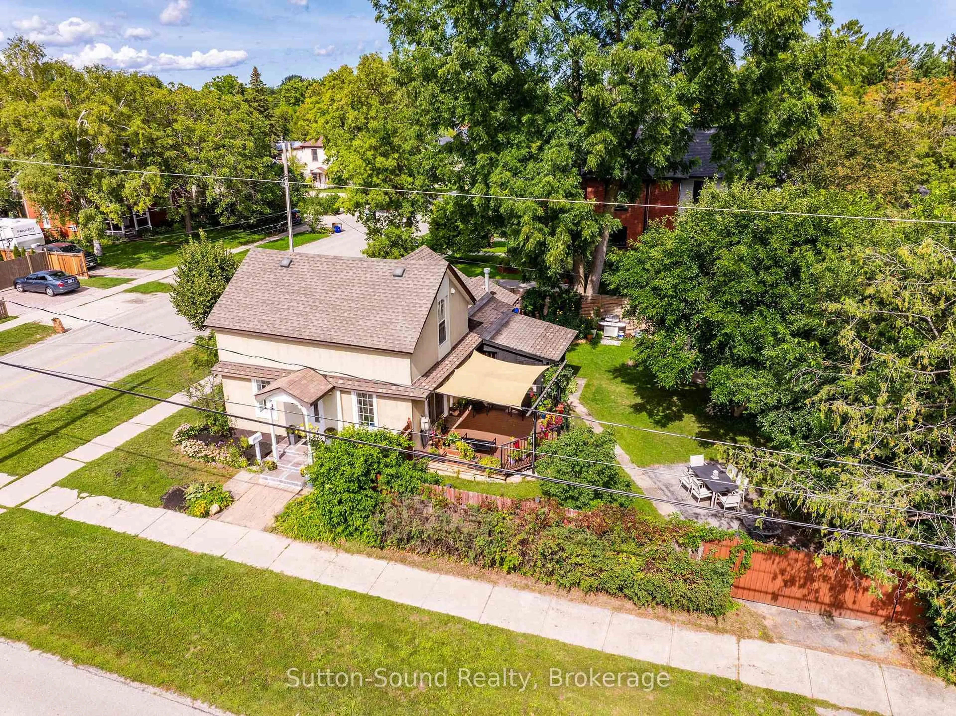 A pic from outside/outdoor area/front of a property/back of a property/a pic from drone, street for 307 Fourth St, Collingwood Ontario L9Y 3B2
