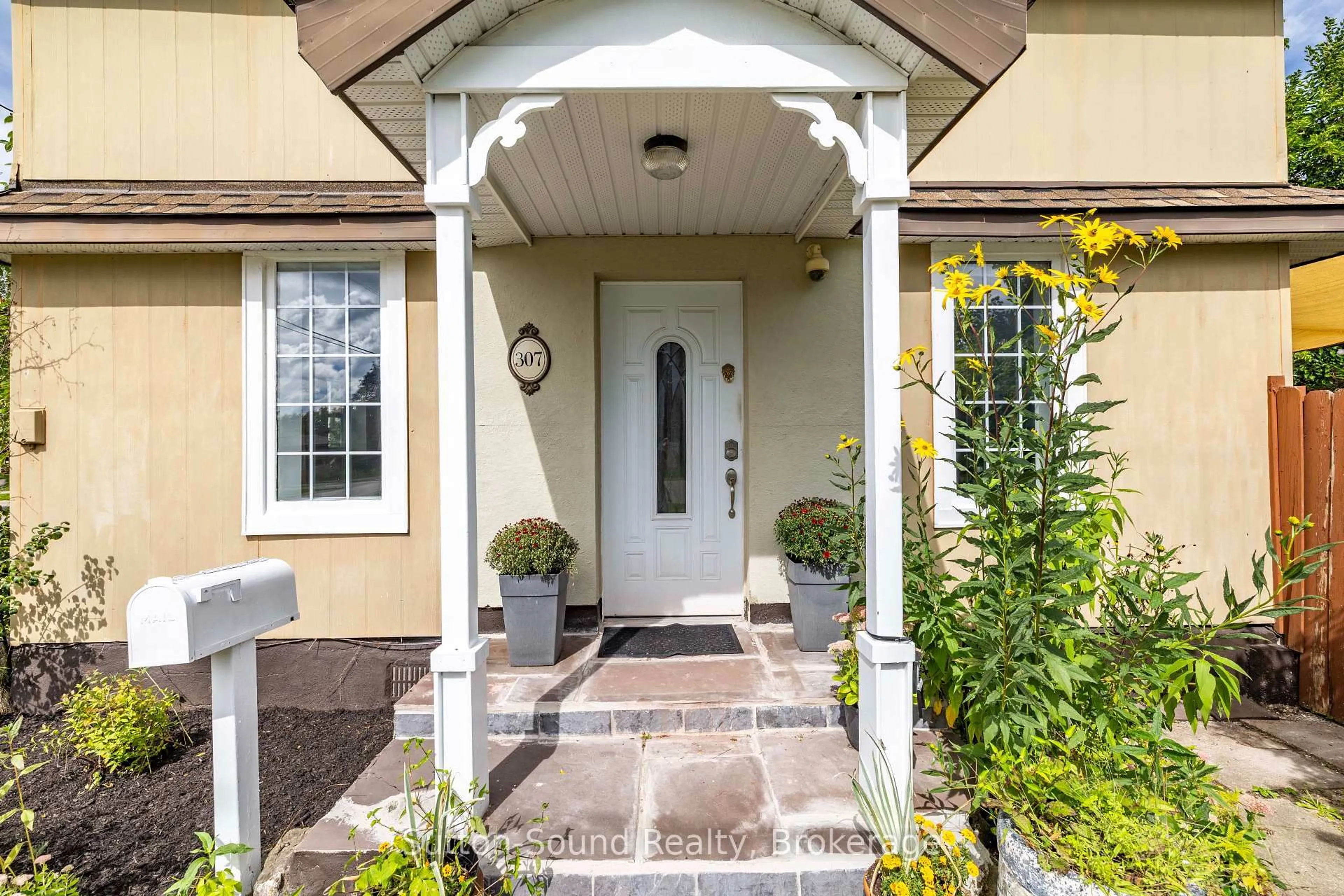 Indoor entryway for 307 Fourth St, Collingwood Ontario L9Y 3B2
