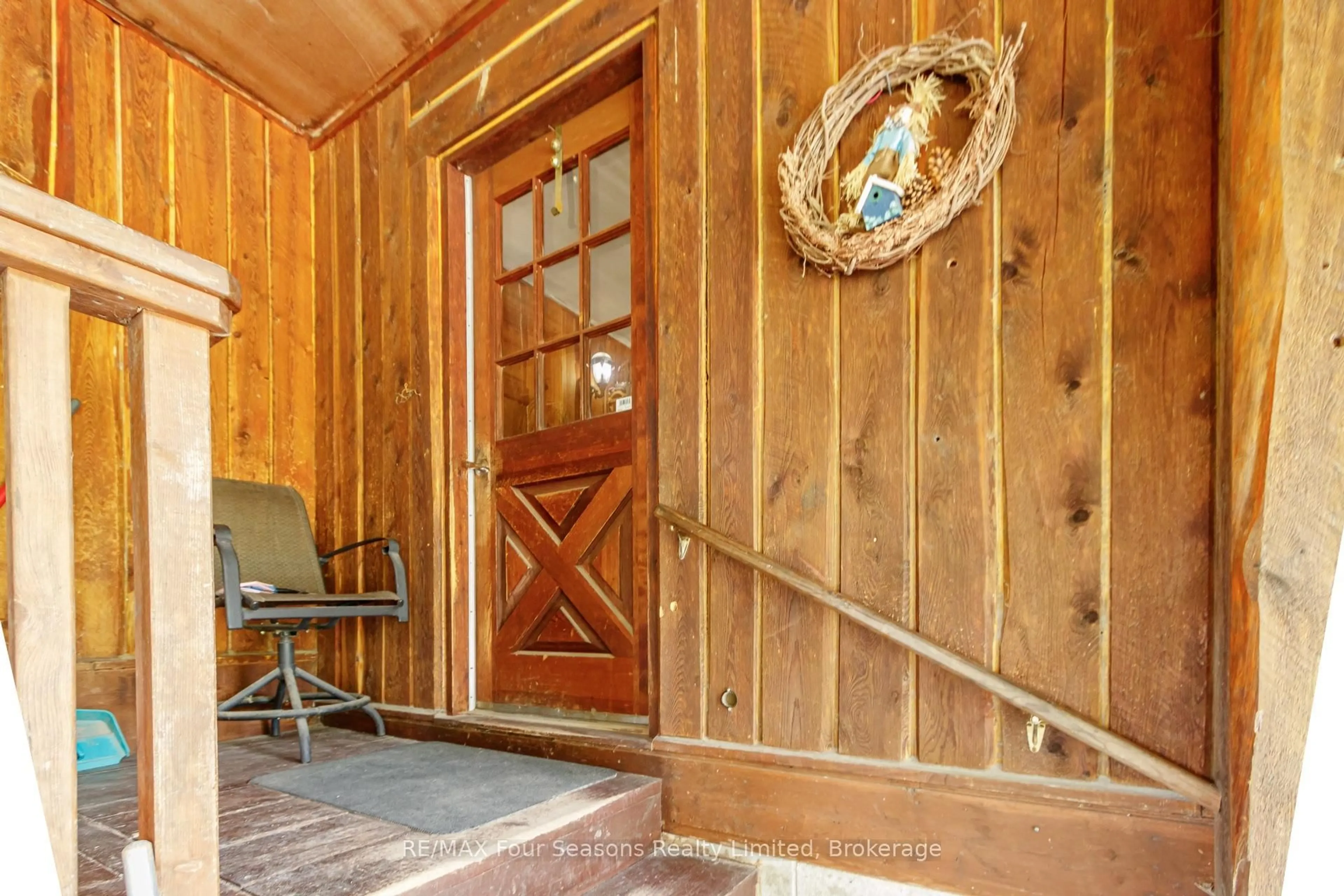 Indoor foyer for 1040 15/16 Sunnidale Sdrd, Clearview Ontario L0M 1S0