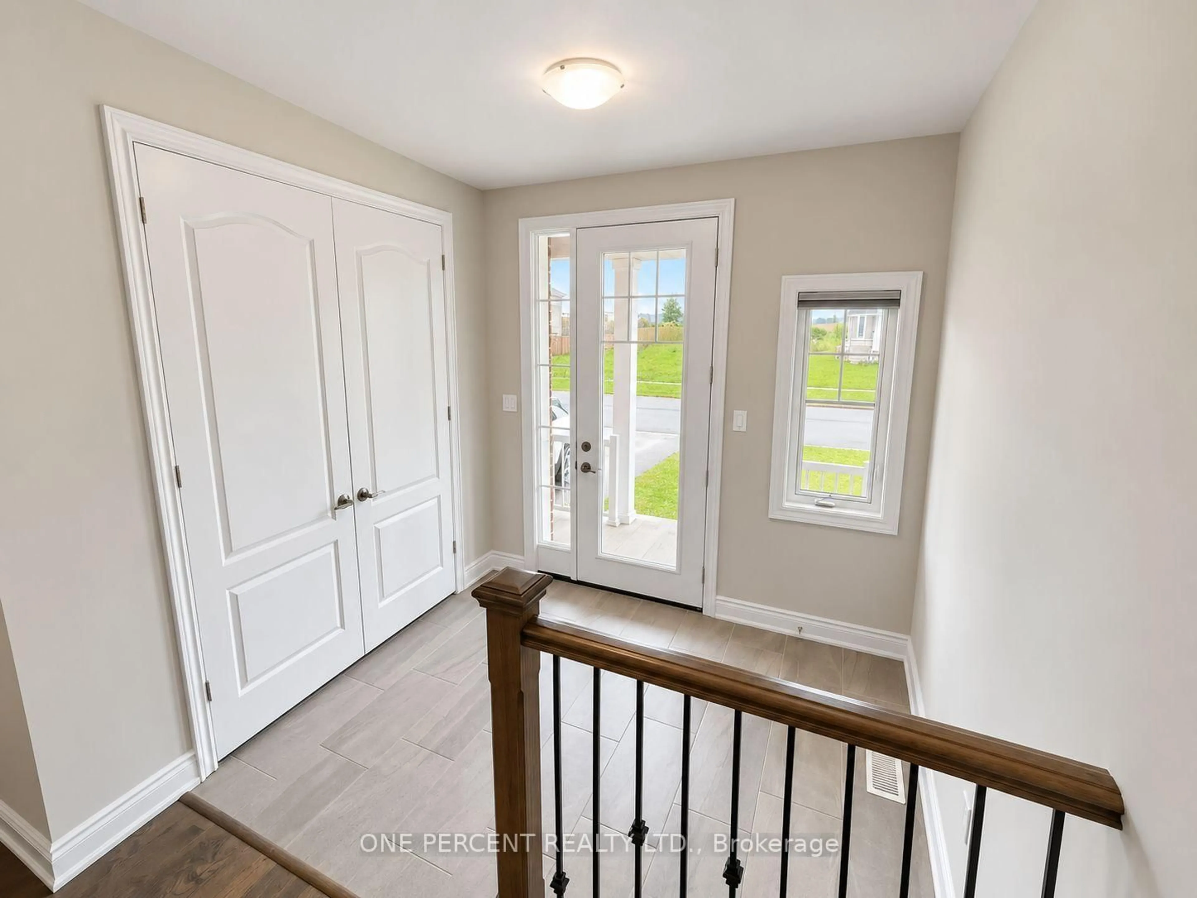Indoor entryway for 168 Diana Dr, Orillia Ontario L3V 8J7