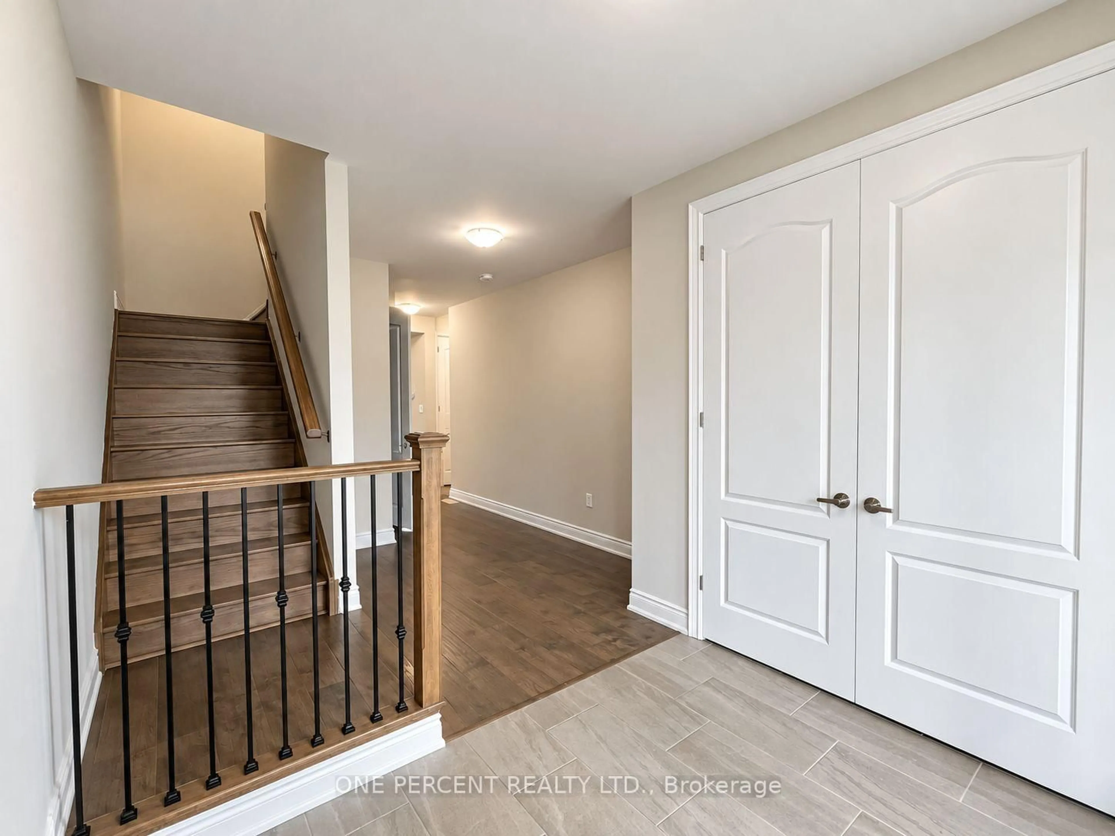 Indoor entryway for 168 Diana Dr, Orillia Ontario L3V 8J7