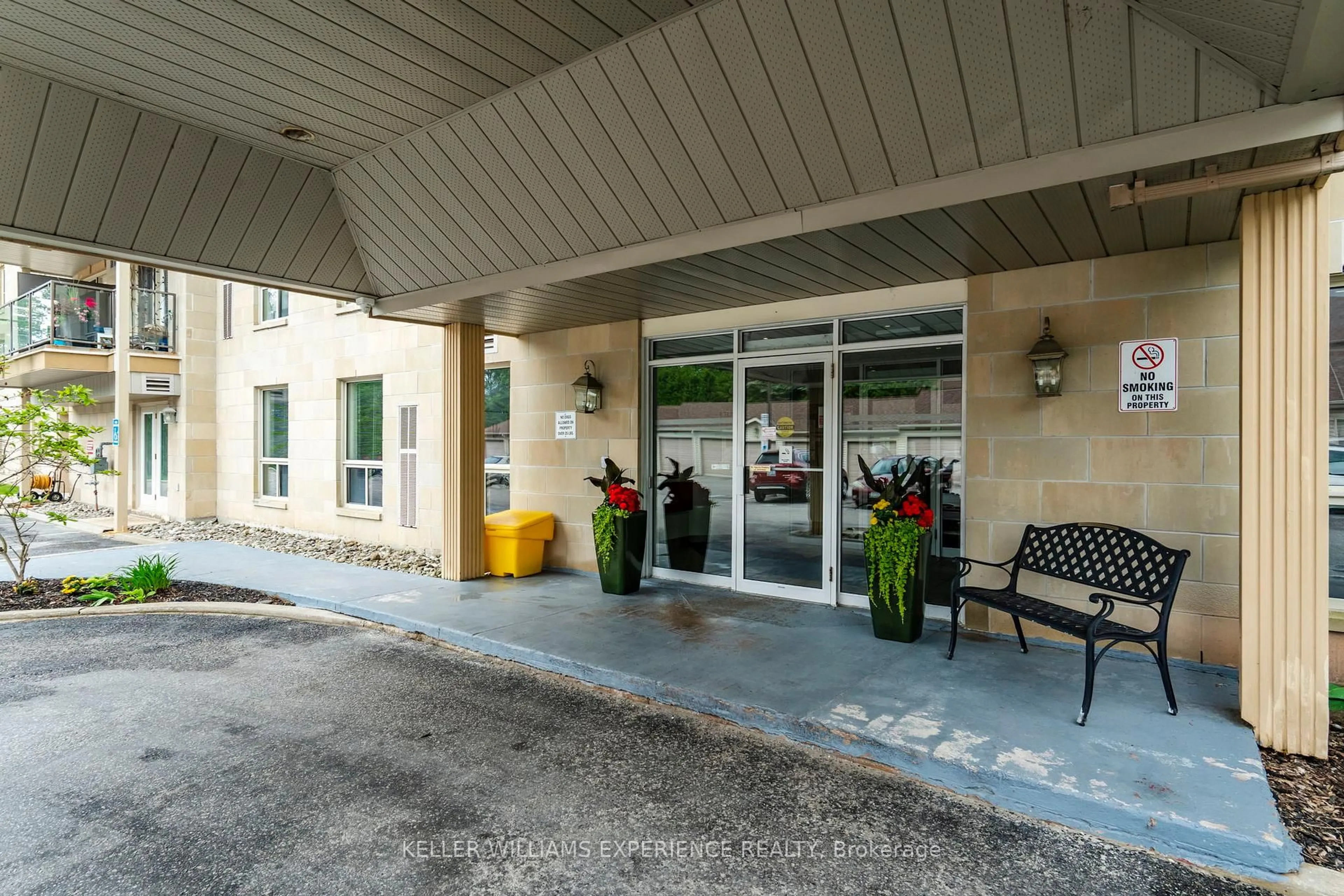 Indoor foyer for 486 Laclie St #Unit 111, Orillia Ontario L3V 4P9