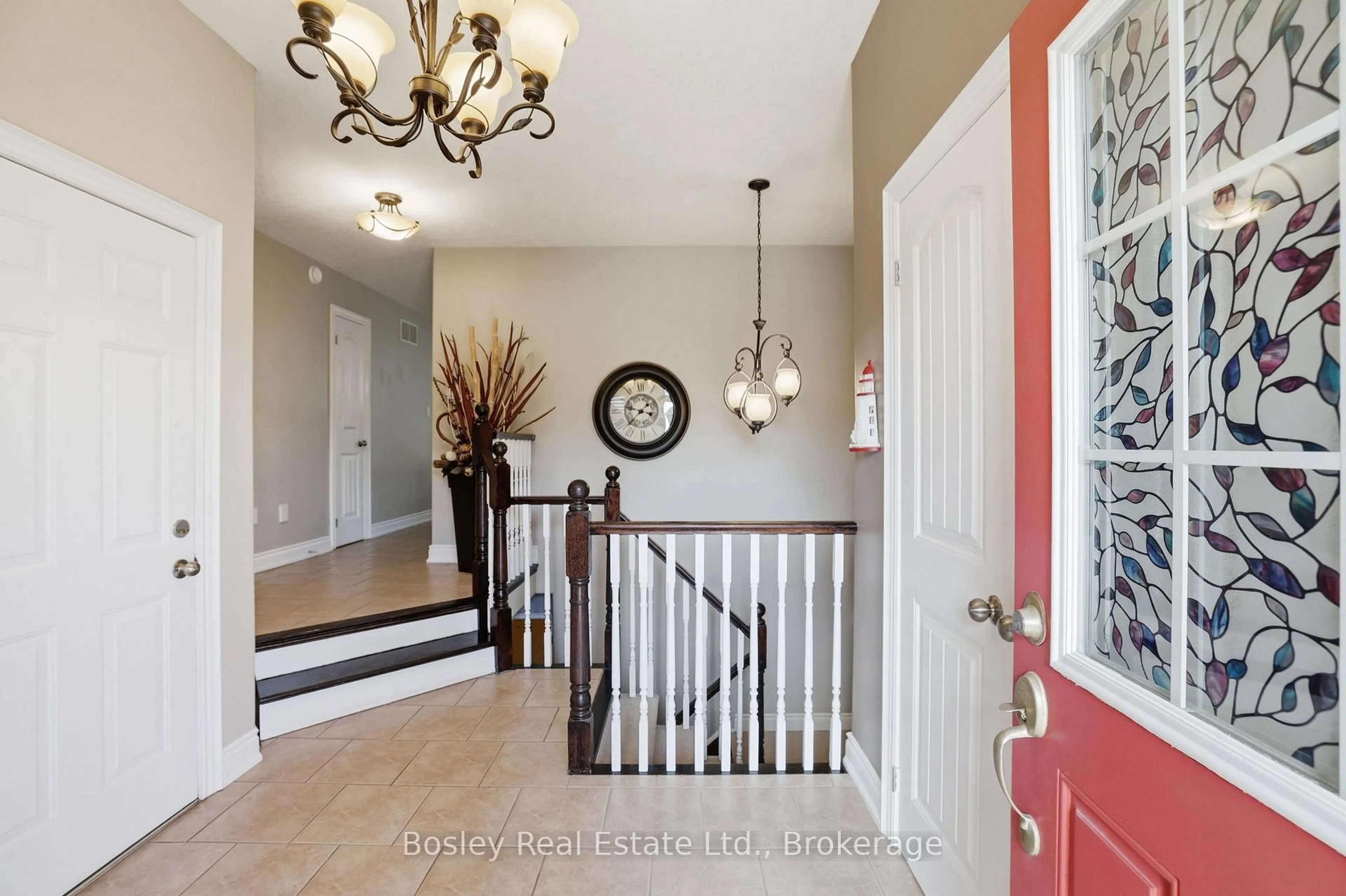 Indoor entryway for 28 Clark St, Collingwood Ontario L9Y 0H9