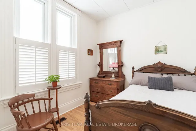 16 Peel St, Penetanguishene 3