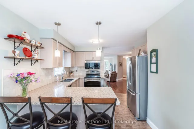 15 Neelands St, Barrie 5