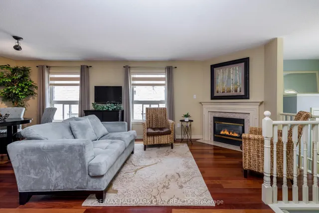 22 Peter St, Barrie 2