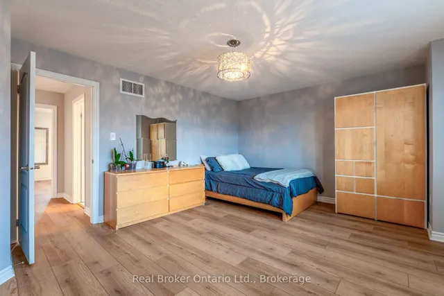 50 The Queensway, Barrie 3