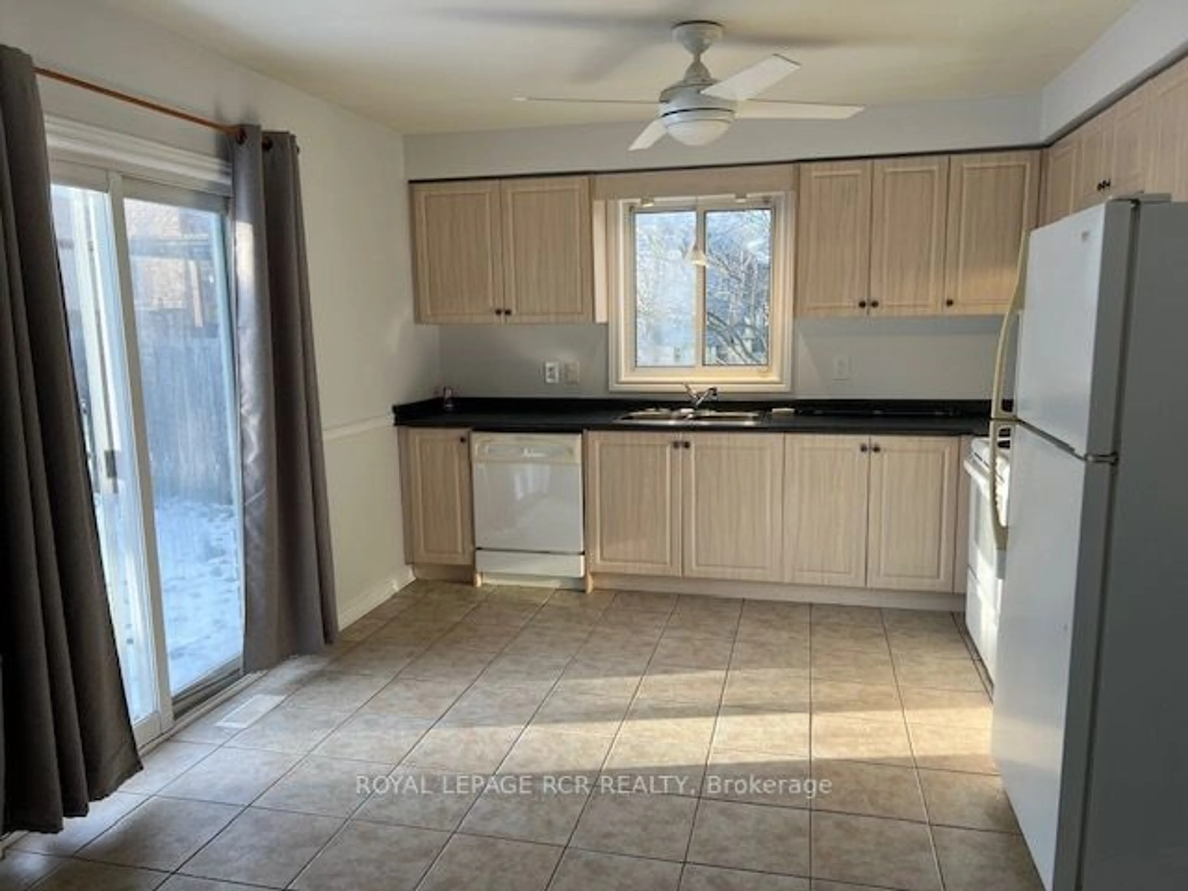 Standard kitchen for 92 Kraus Rd, Barrie Ontario L4N 0N7