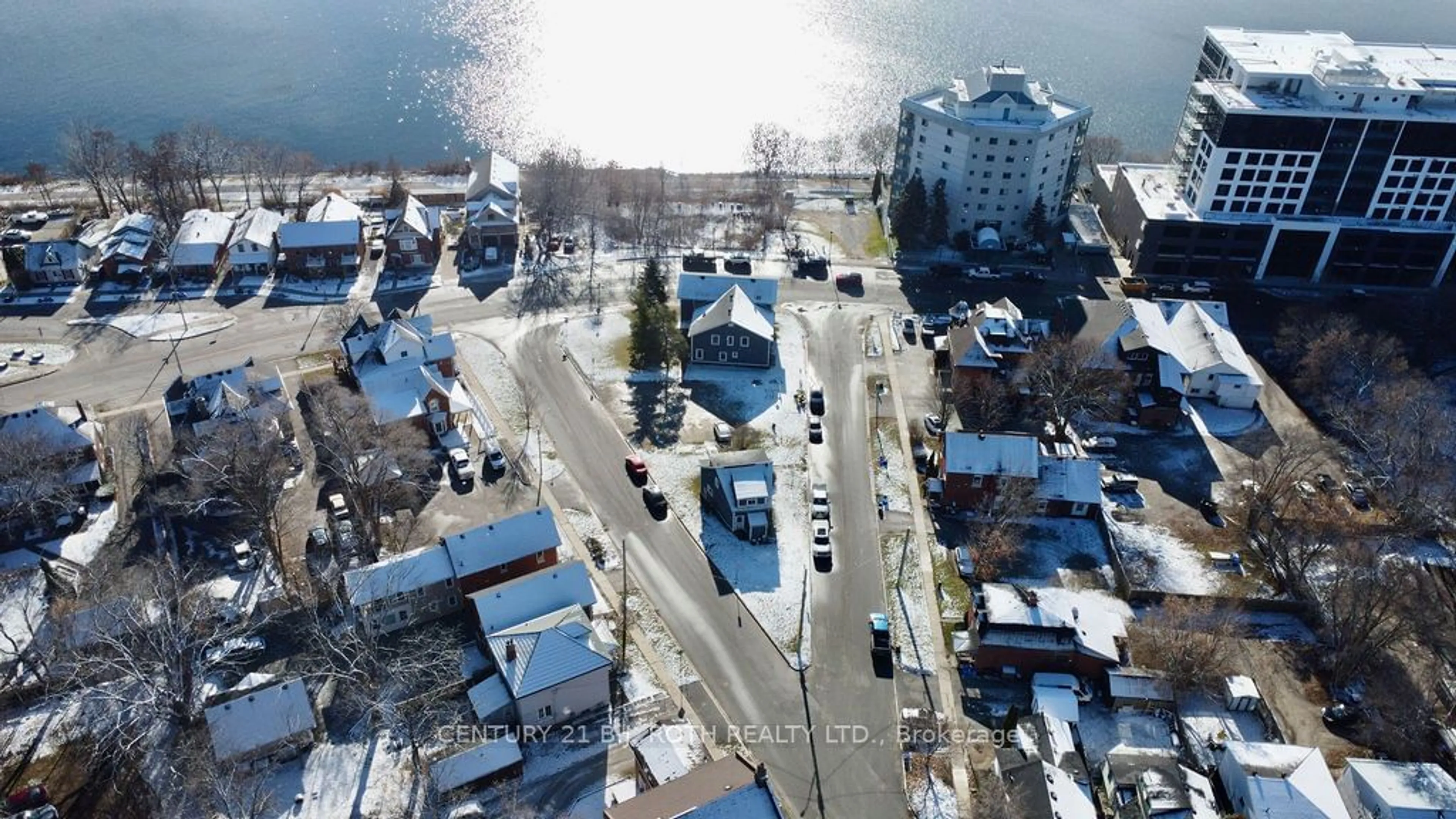 A pic from exterior of the house or condo, the street view for 194 Dunlop St, Barrie Ontario L4M 1B4