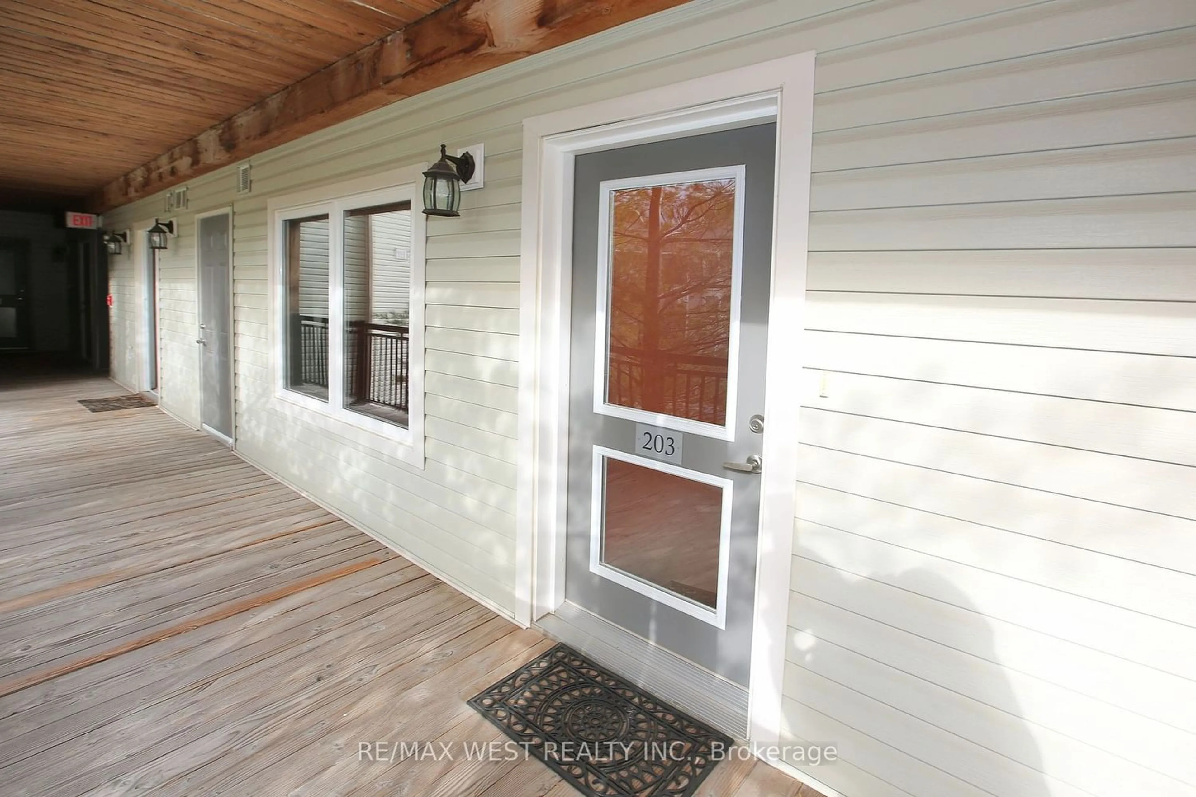 Indoor entryway, wood floors for 1 Brandy Lane Dr #203, Collingwood Ontario L9Y 0X4