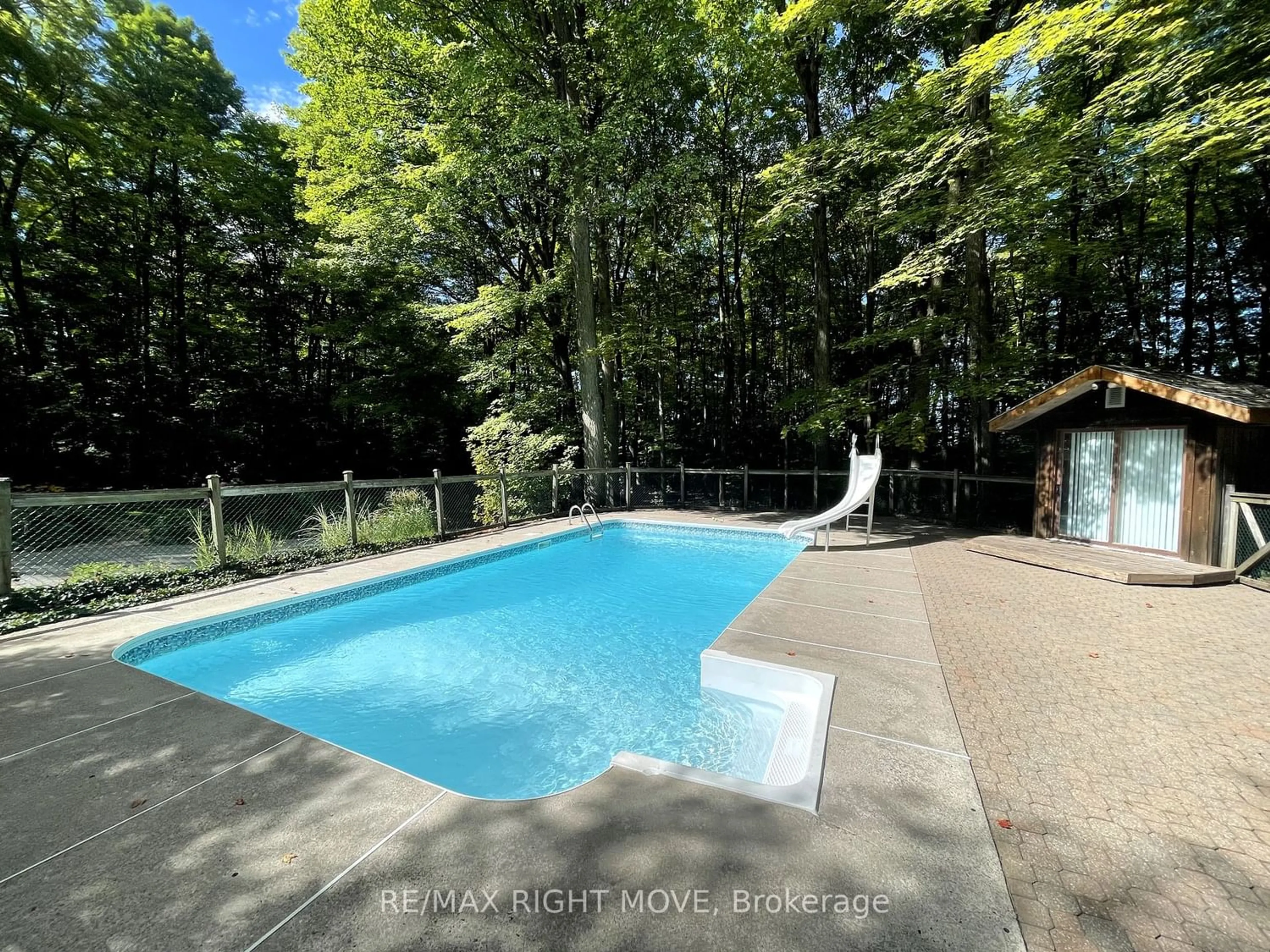 Indoor or outdoor pool for 983 Bass Lake Sdrd, Oro-Medonte Ontario L0L 1T0
