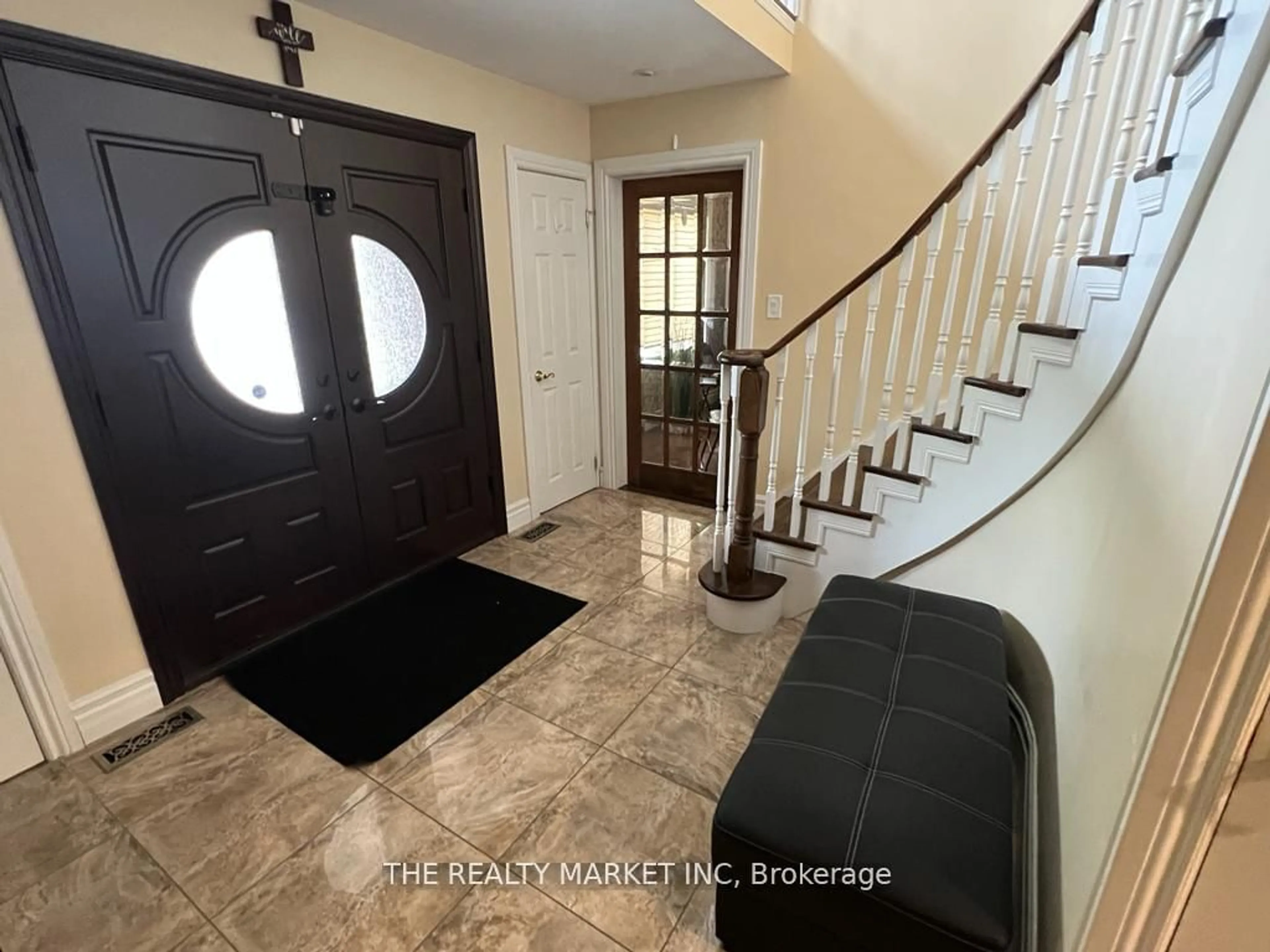 Indoor entryway for 202 Nathan Cres, Barrie Ontario L4N 0S3