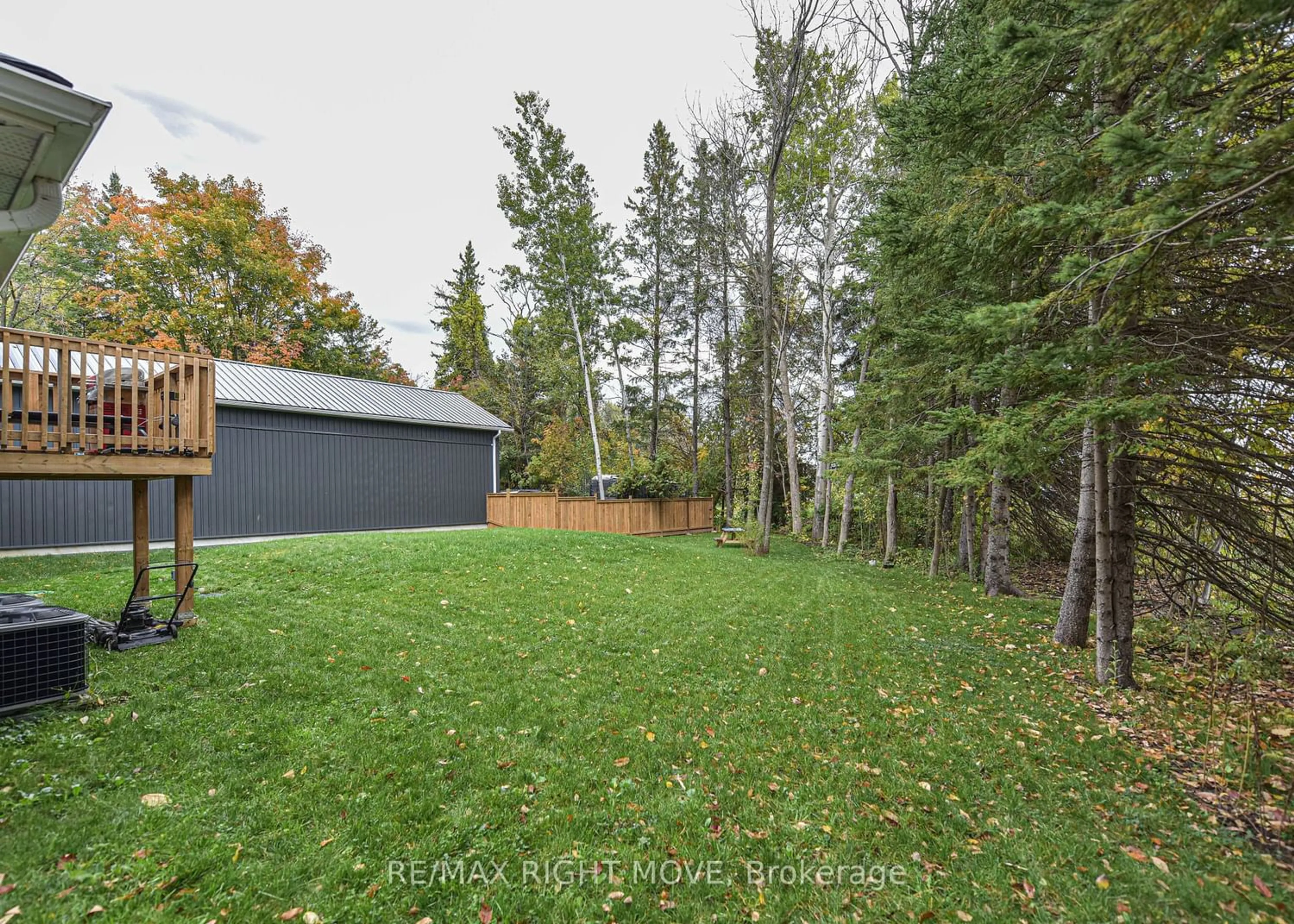 Fenced yard for 2082 Centre Ave, Severn Ontario L3V 6H3