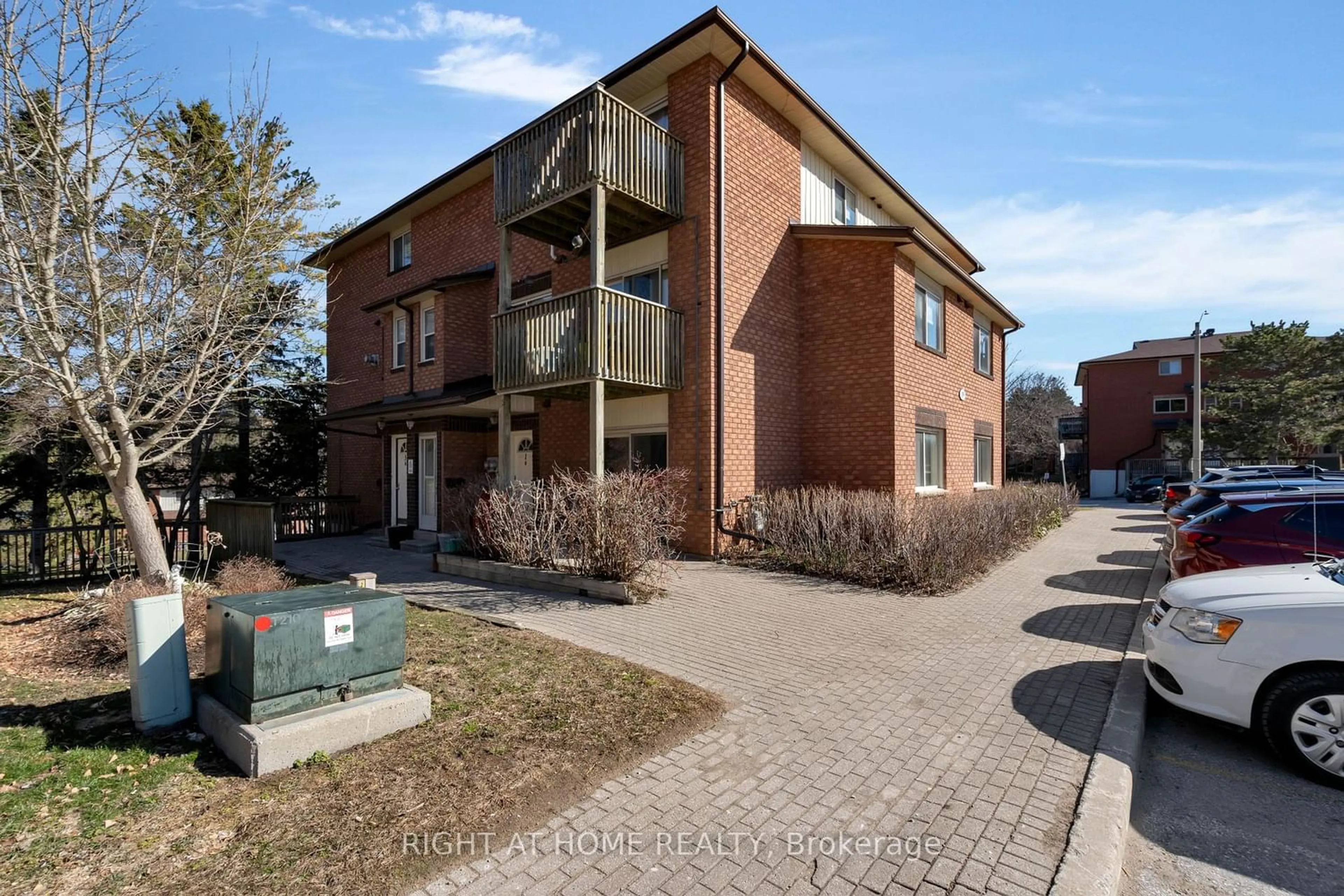 A pic from exterior of the house or condo for 19 Meadow Lane #4, Barrie Ontario L4N 7K3
