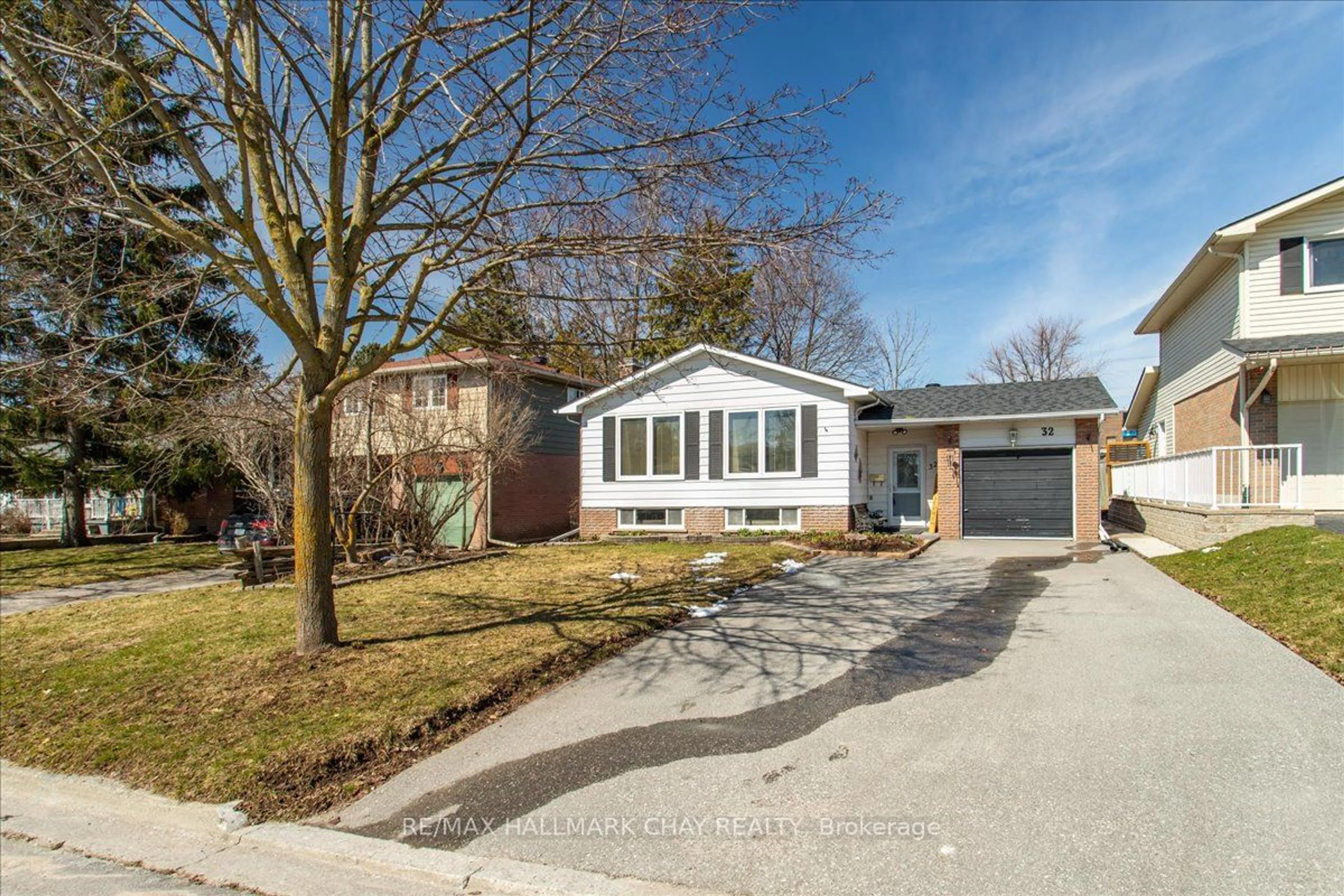 Frontside or backside of a home for 32 Cynthia Crt, Barrie Ontario L4M 2X4