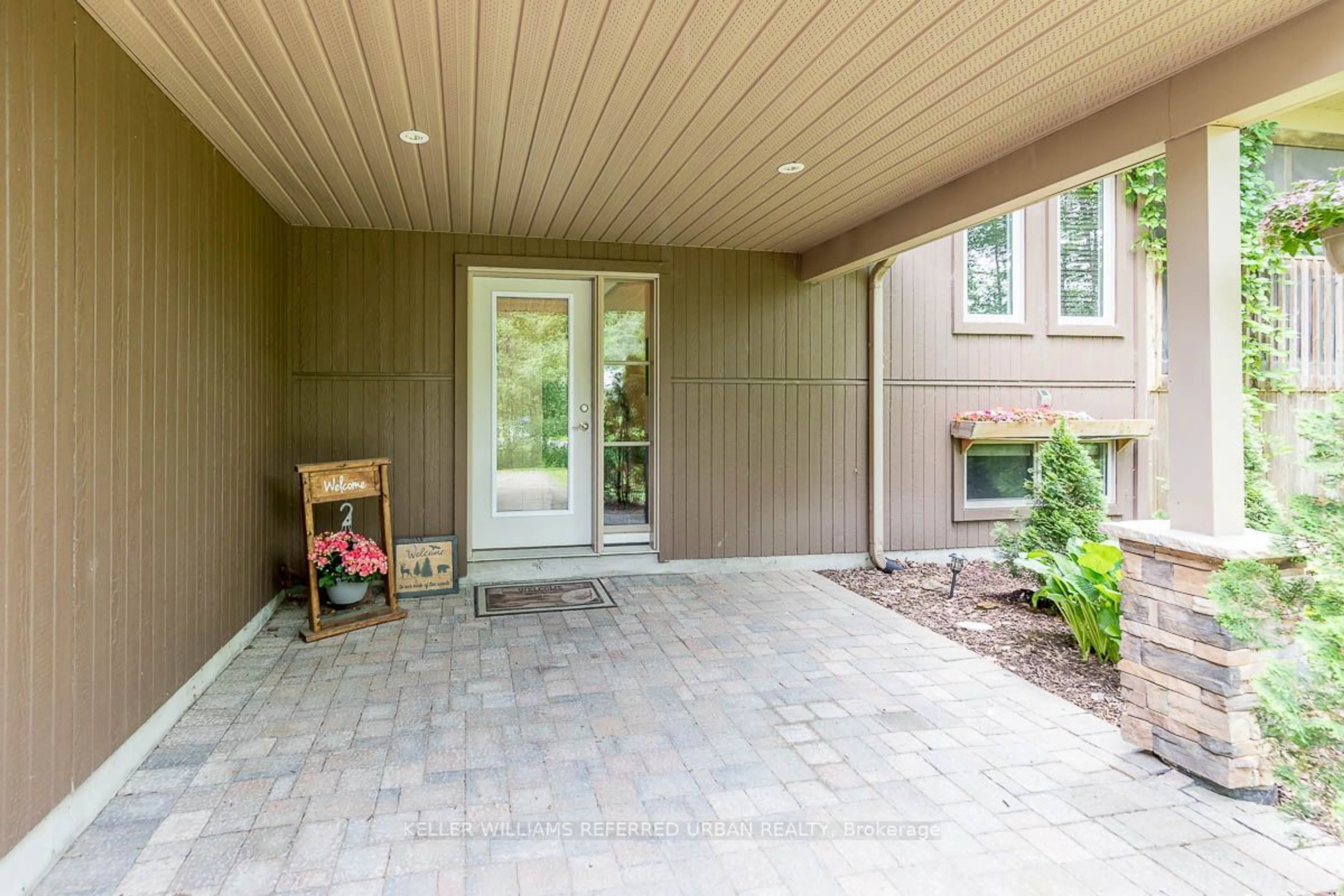 Indoor entryway for 7871 Pineridge Rd, Severn Ontario L0K 2B0