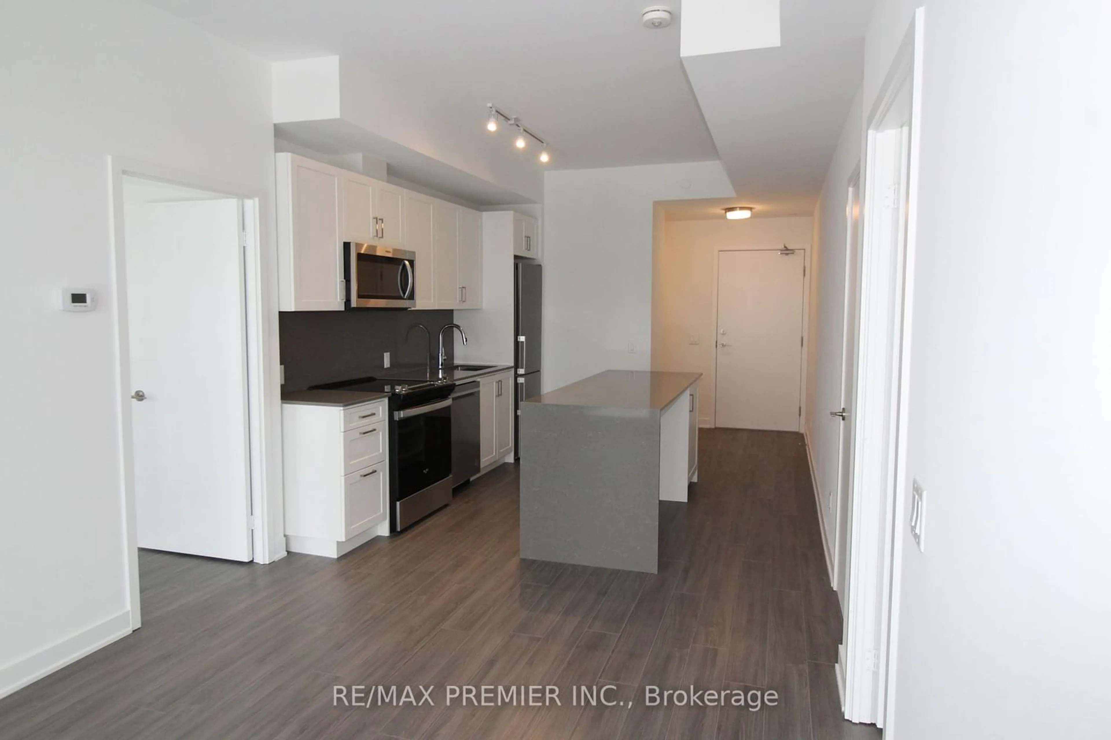 Standard kitchen for 681 Yonge St #523, Barrie Ontario L9J 0K1