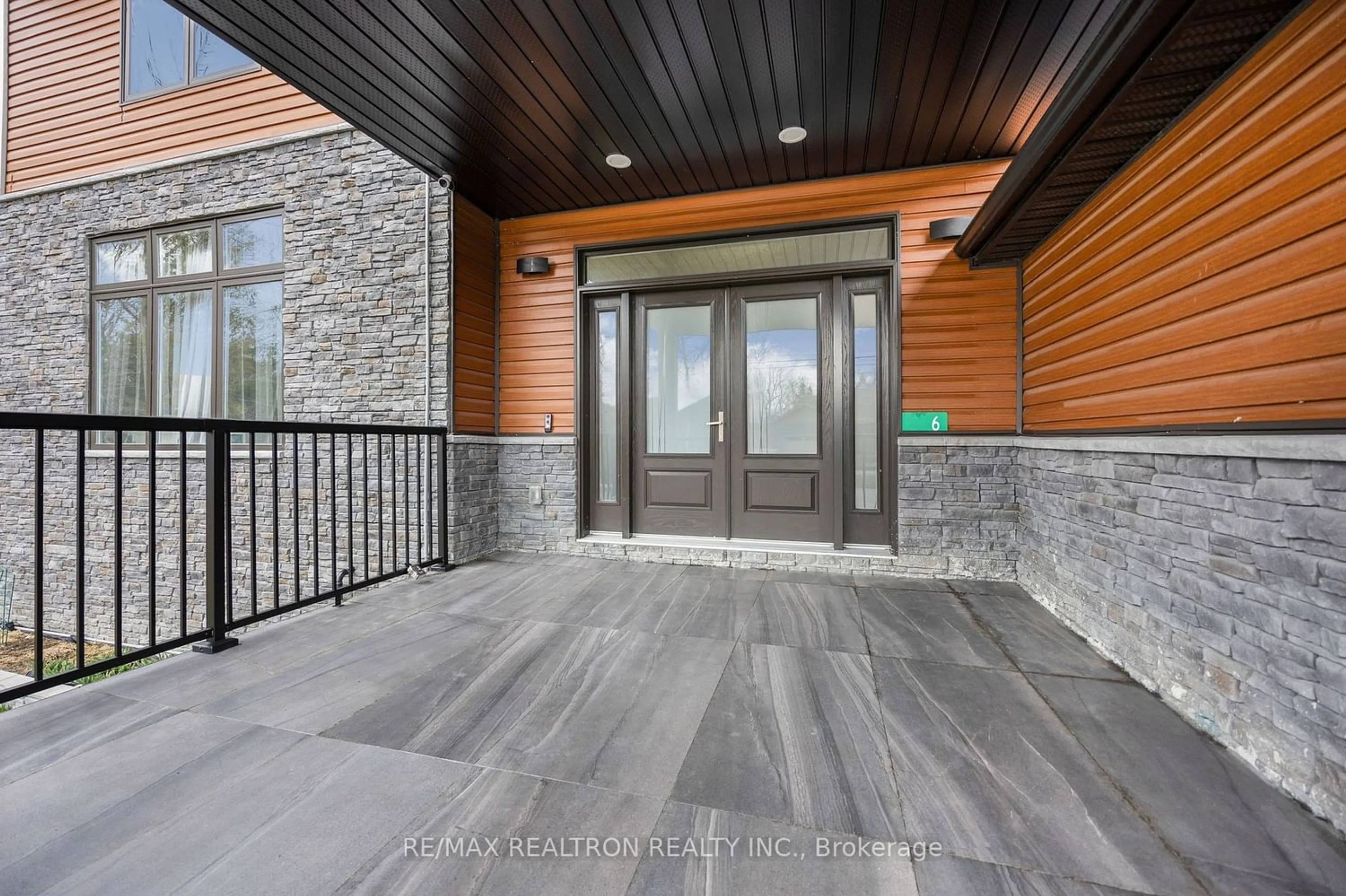 Indoor entryway for 6 Dorothys Dr, Oro-Medonte Ontario L0L 1T0