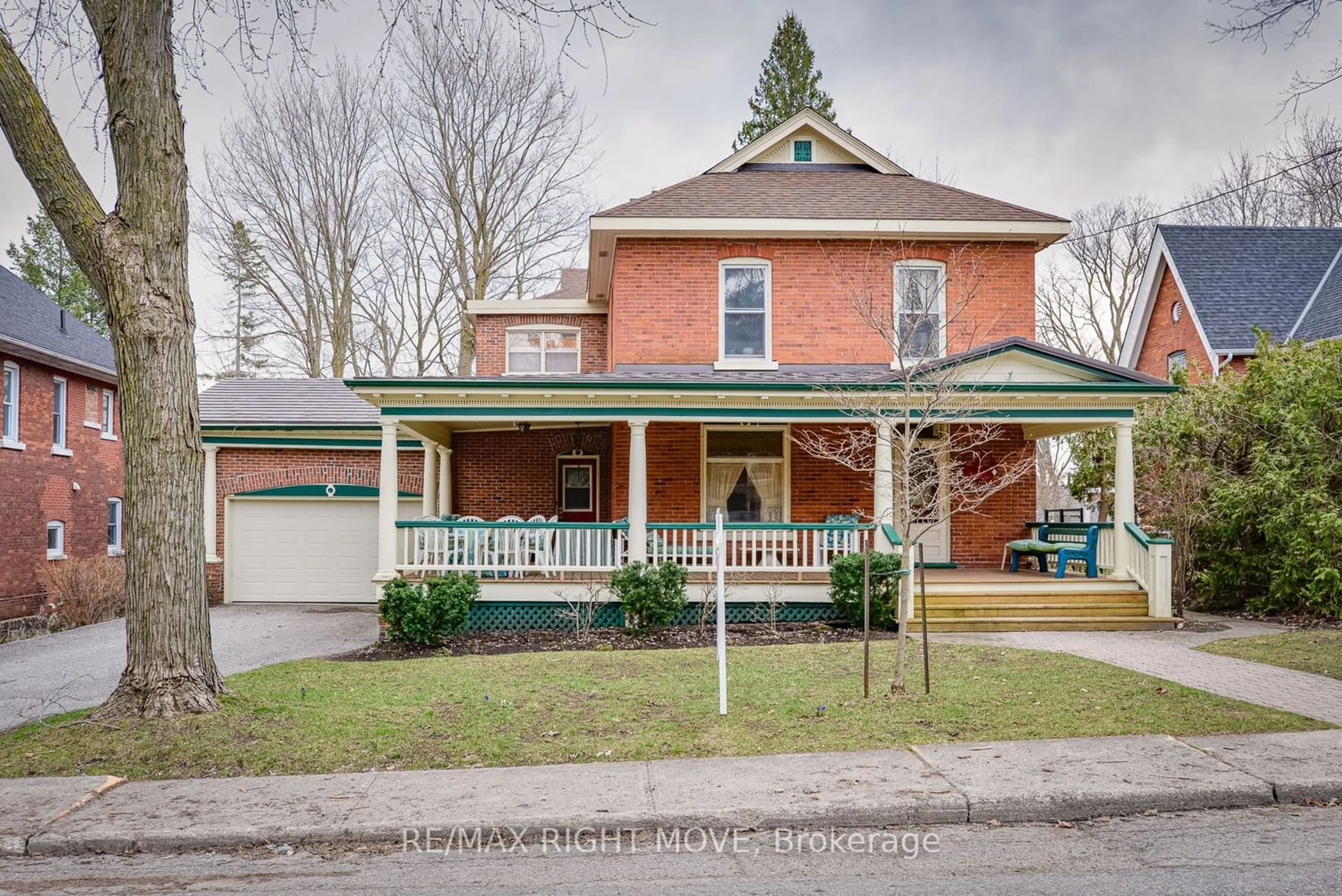 Frontside or backside of a home for 11 Tecumseth St, Orillia Ontario L3V 1X7