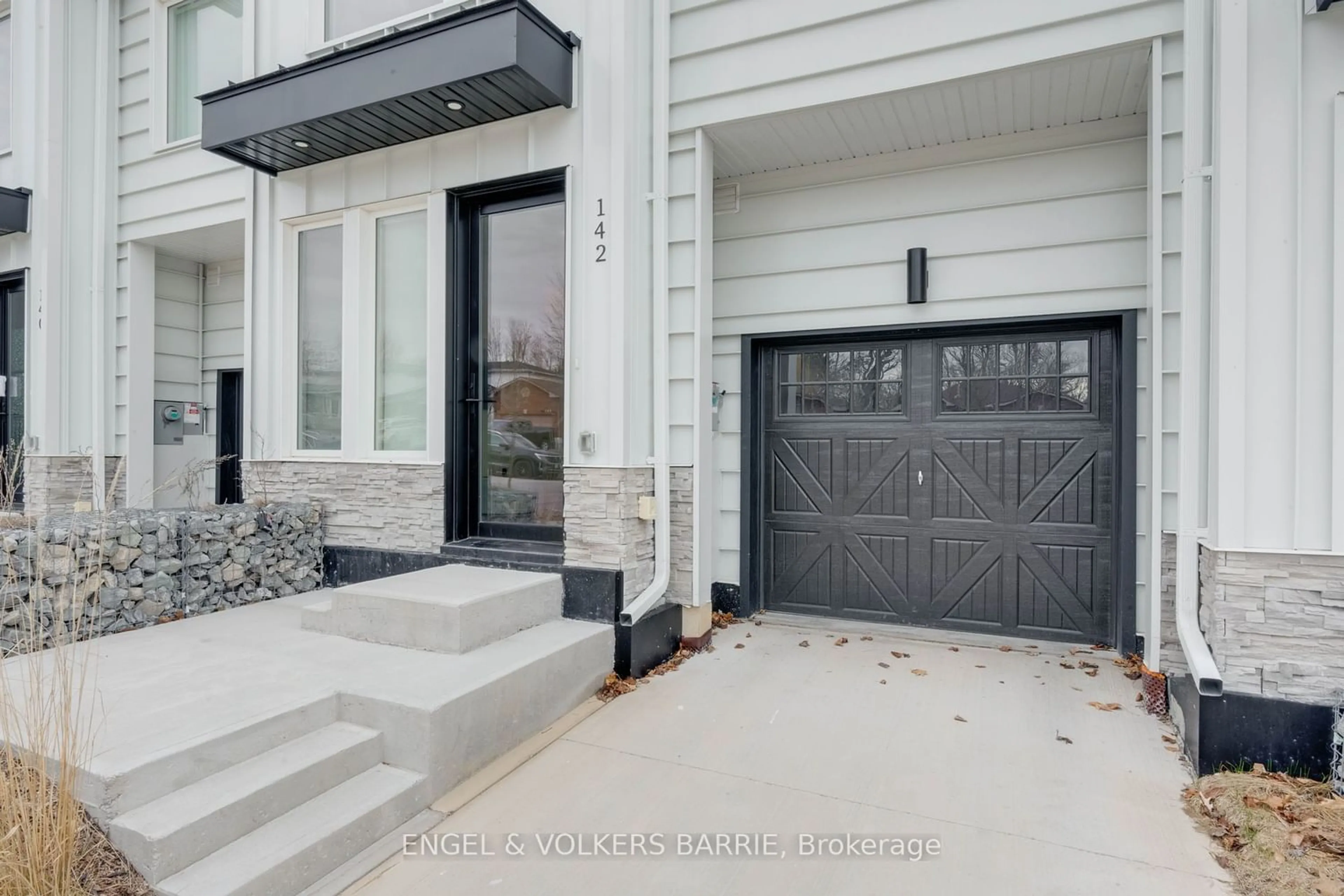 Indoor entryway for 142 Athabaska Rd, Barrie Ontario L4N 8E5