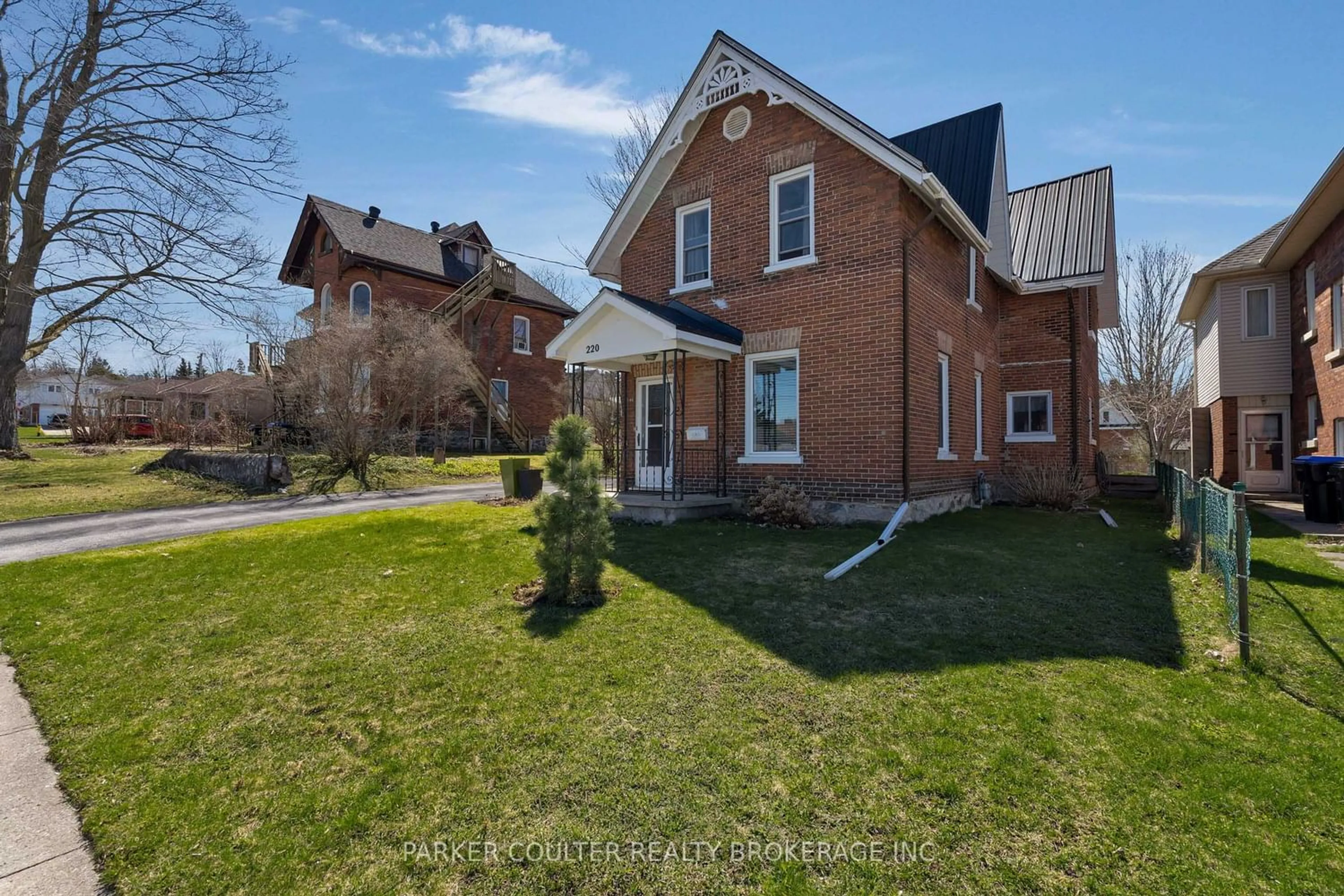 Frontside or backside of a home for 220 Third St, Midland Ontario L4R 3S1