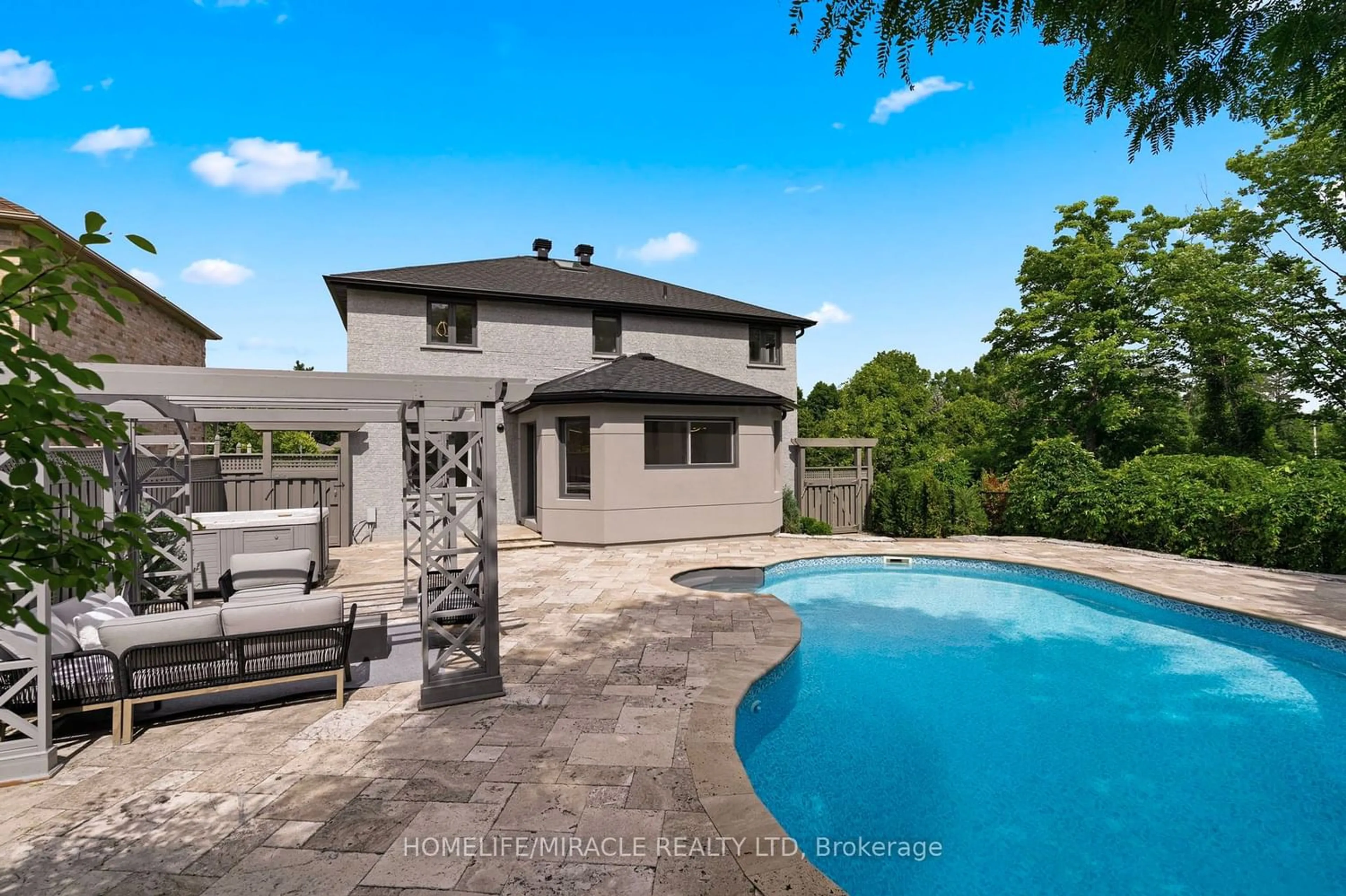 Indoor or outdoor pool for 317 Cox Mill Rd, Barrie Ontario L4N 8V3