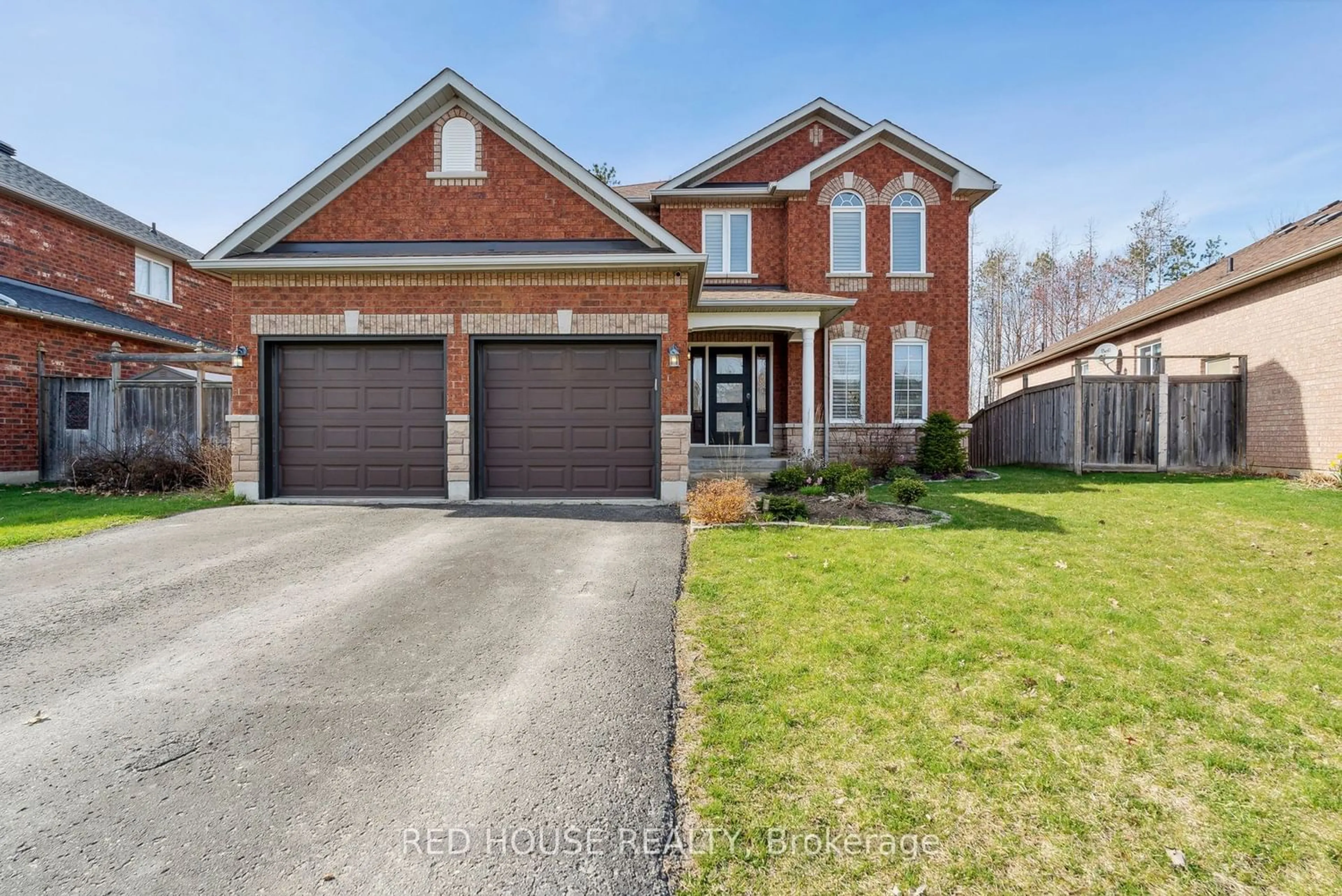 Home with brick exterior material for 4 Loyalist Crt, Barrie Ontario L4N 0S9