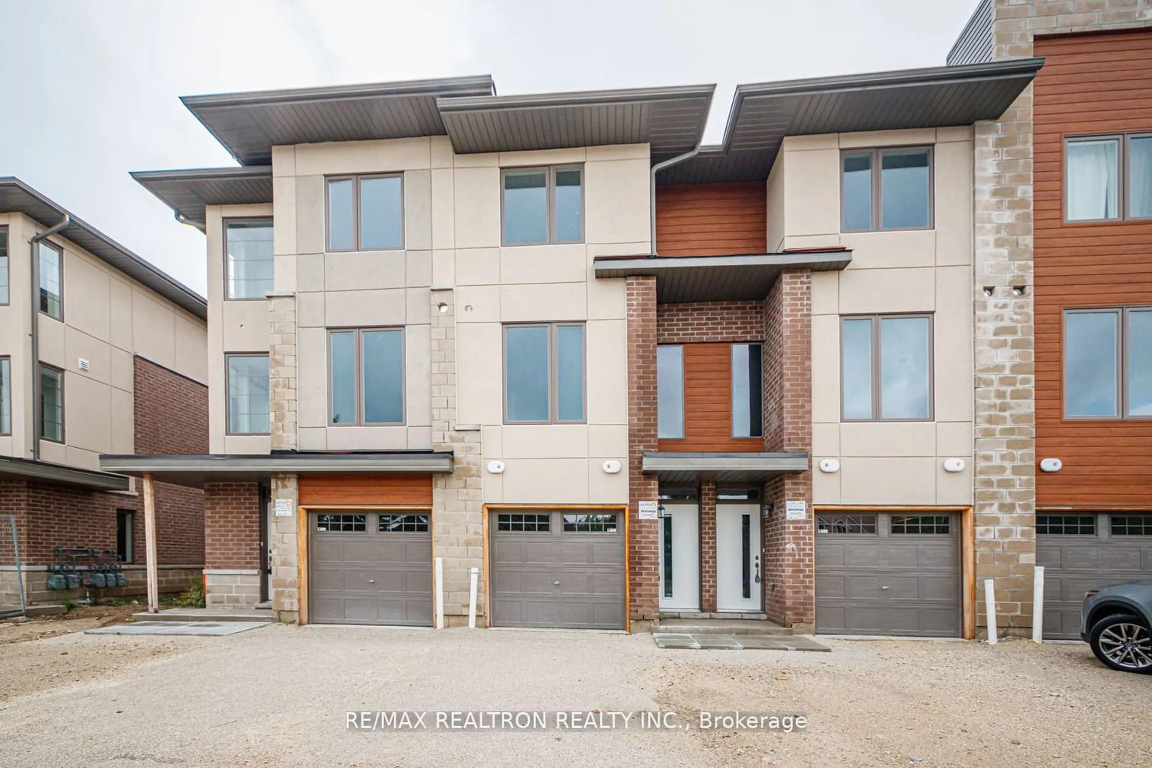 A pic from exterior of the house or condo for 52 Winters Cres, Collingwood Ontario L9Y 5B4