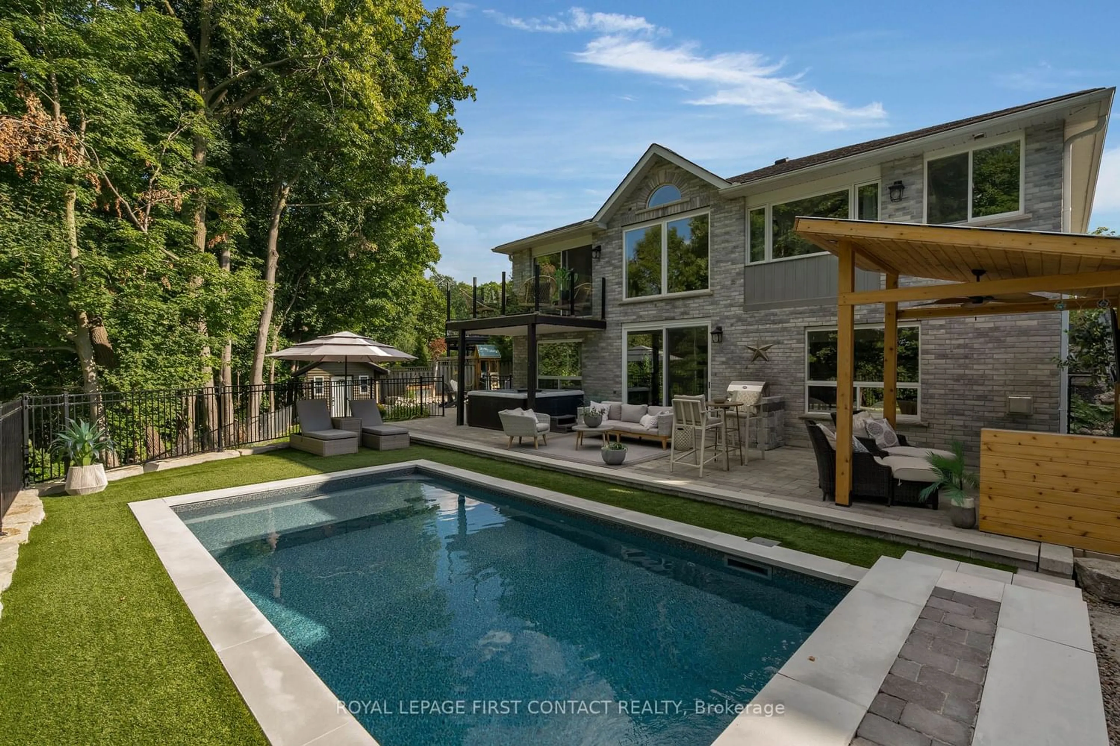 Indoor or outdoor pool for 84 Osprey Ridge Rd, Barrie Ontario L4M 6P3
