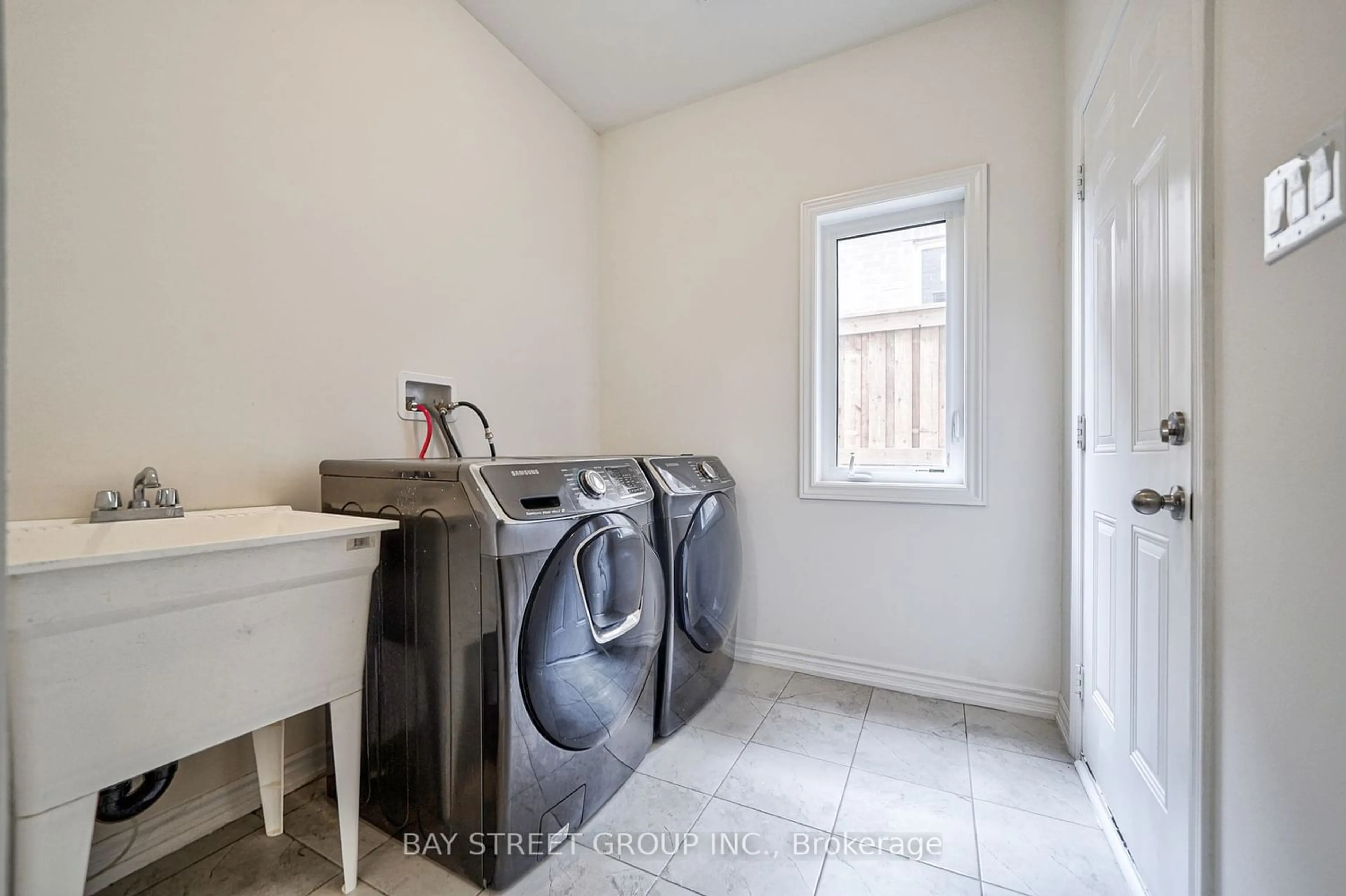Laundry room for 10 Rugman Cres, Springwater Ontario L9X 1Z8