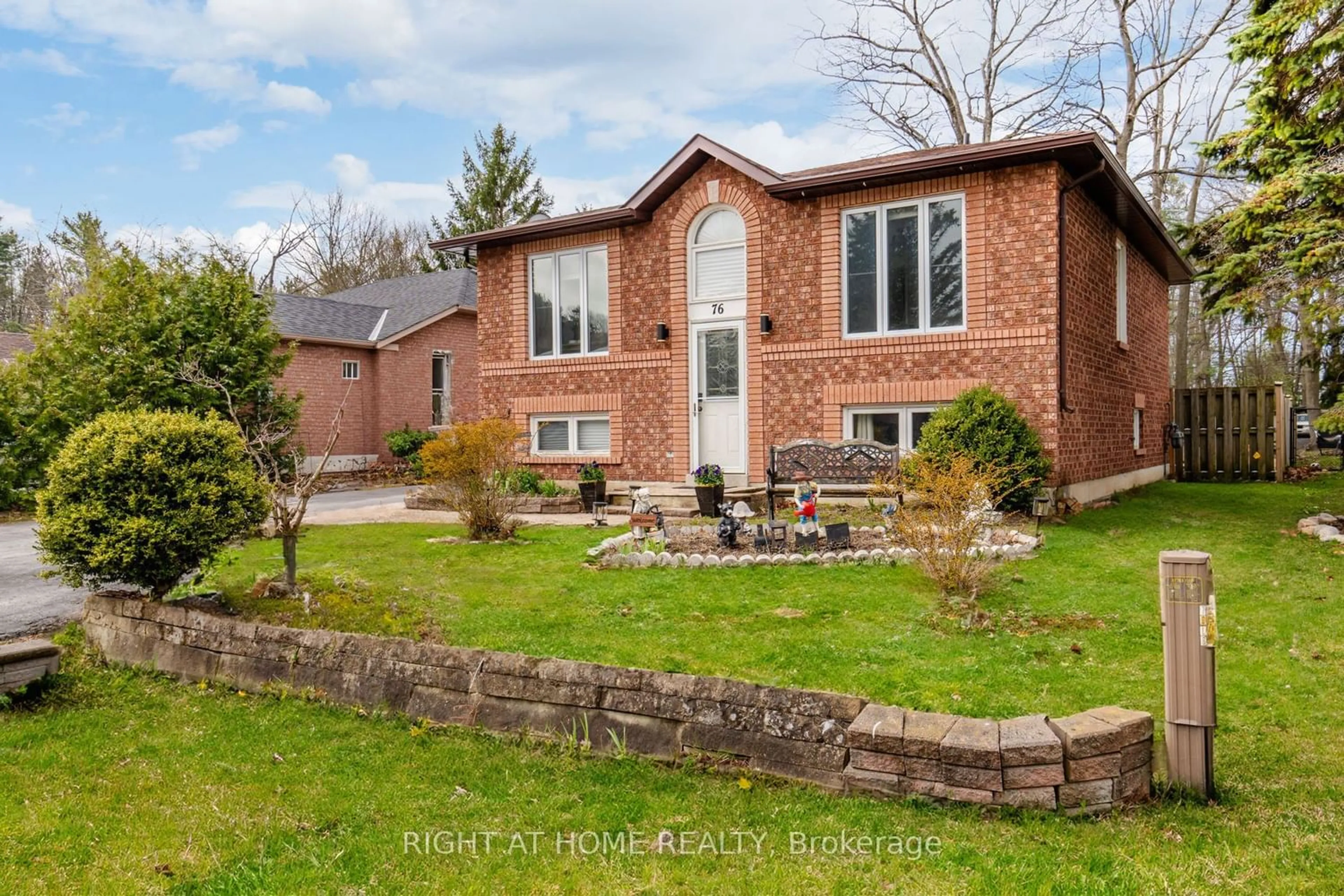 Home with brick exterior material for 76 Leo Blvd, Wasaga Beach Ontario L9Z 1C5