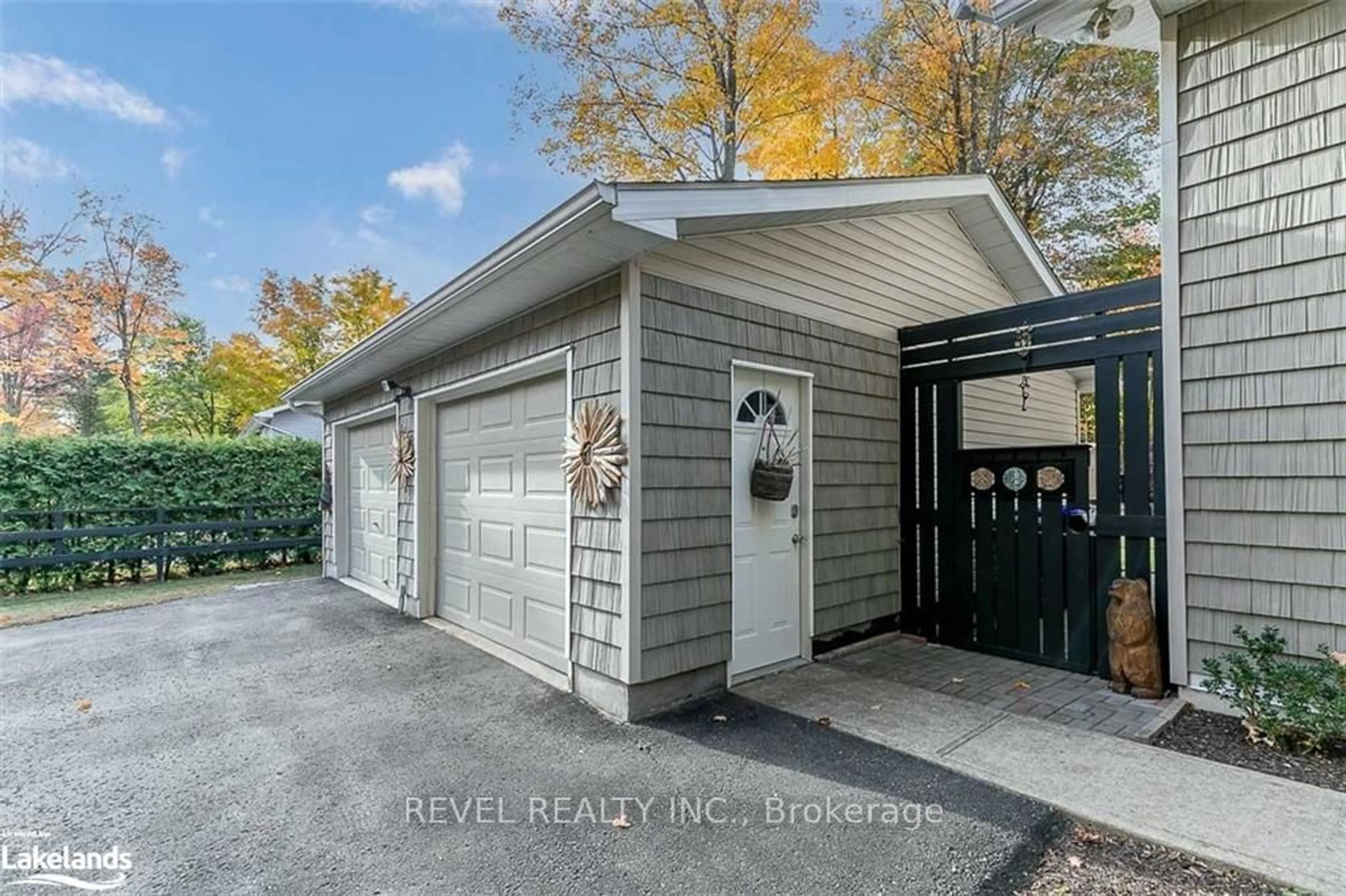Indoor garage for 676 Concession 15 Rd, Tiny Ontario L9M 0H7