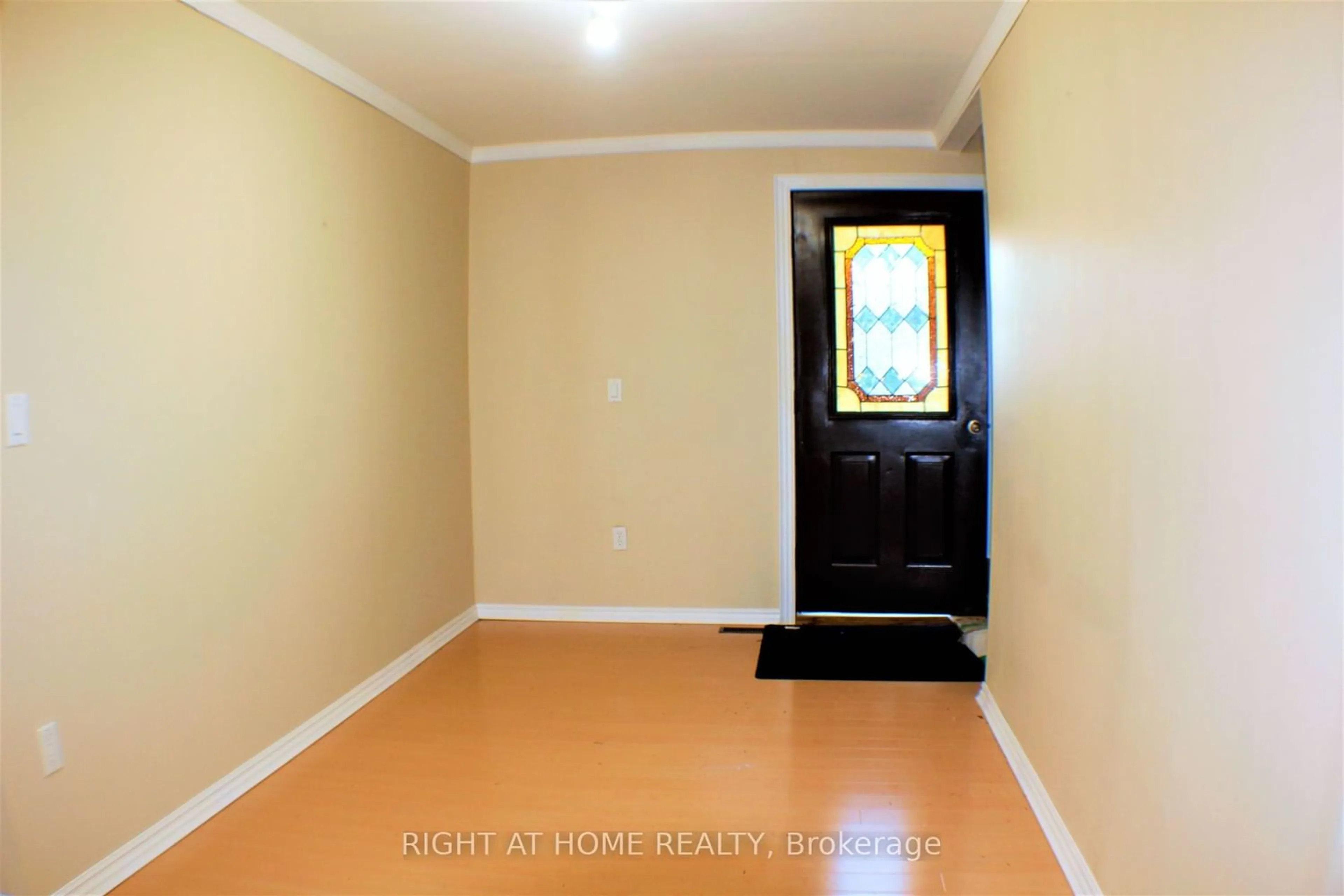 Indoor entryway for 204 Foster Dr, Barrie Ontario L4N 3X8