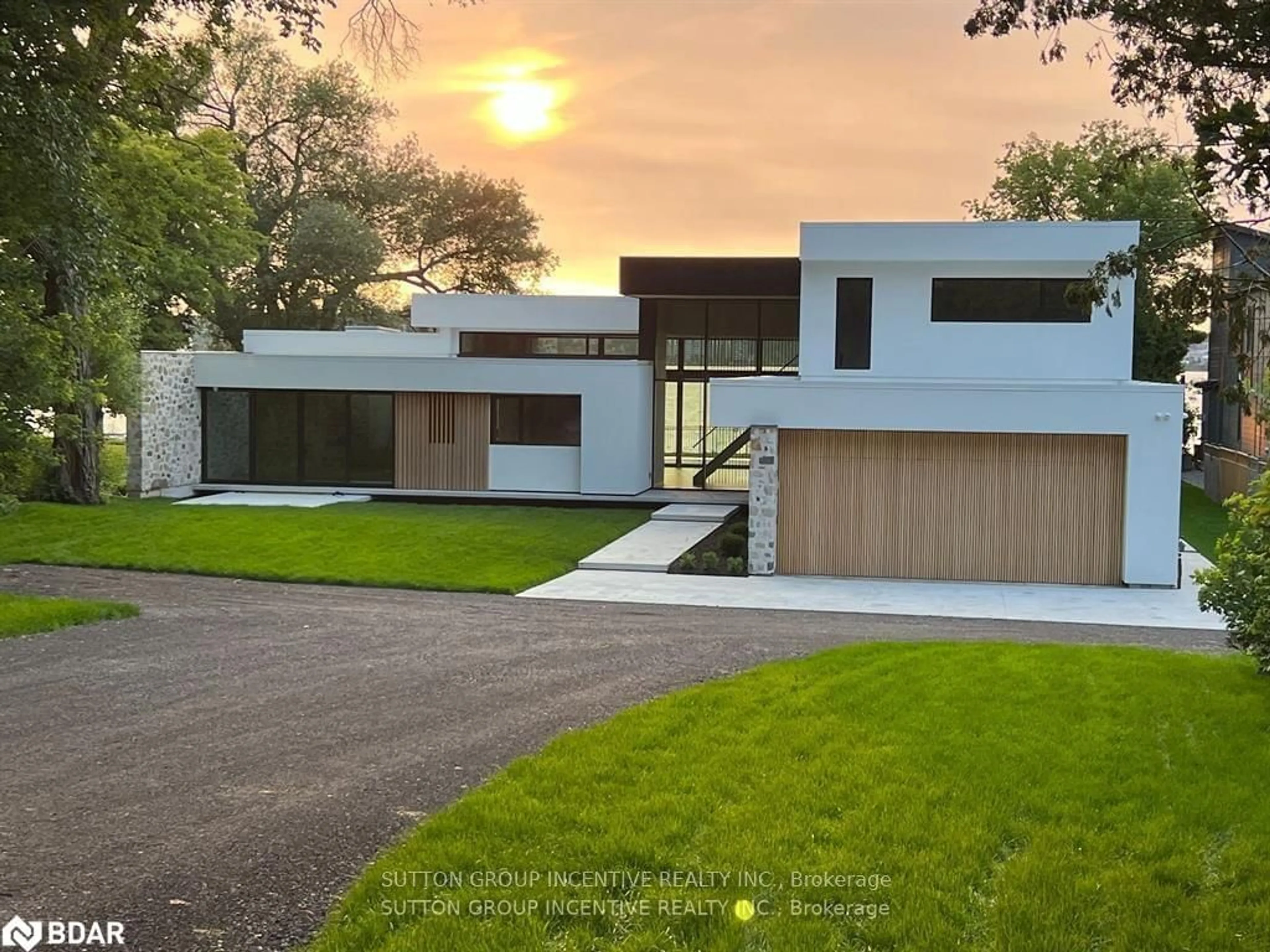 Frontside or backside of a home, the street view for 36 White Oaks Rd, Barrie Ontario L4N 4B9