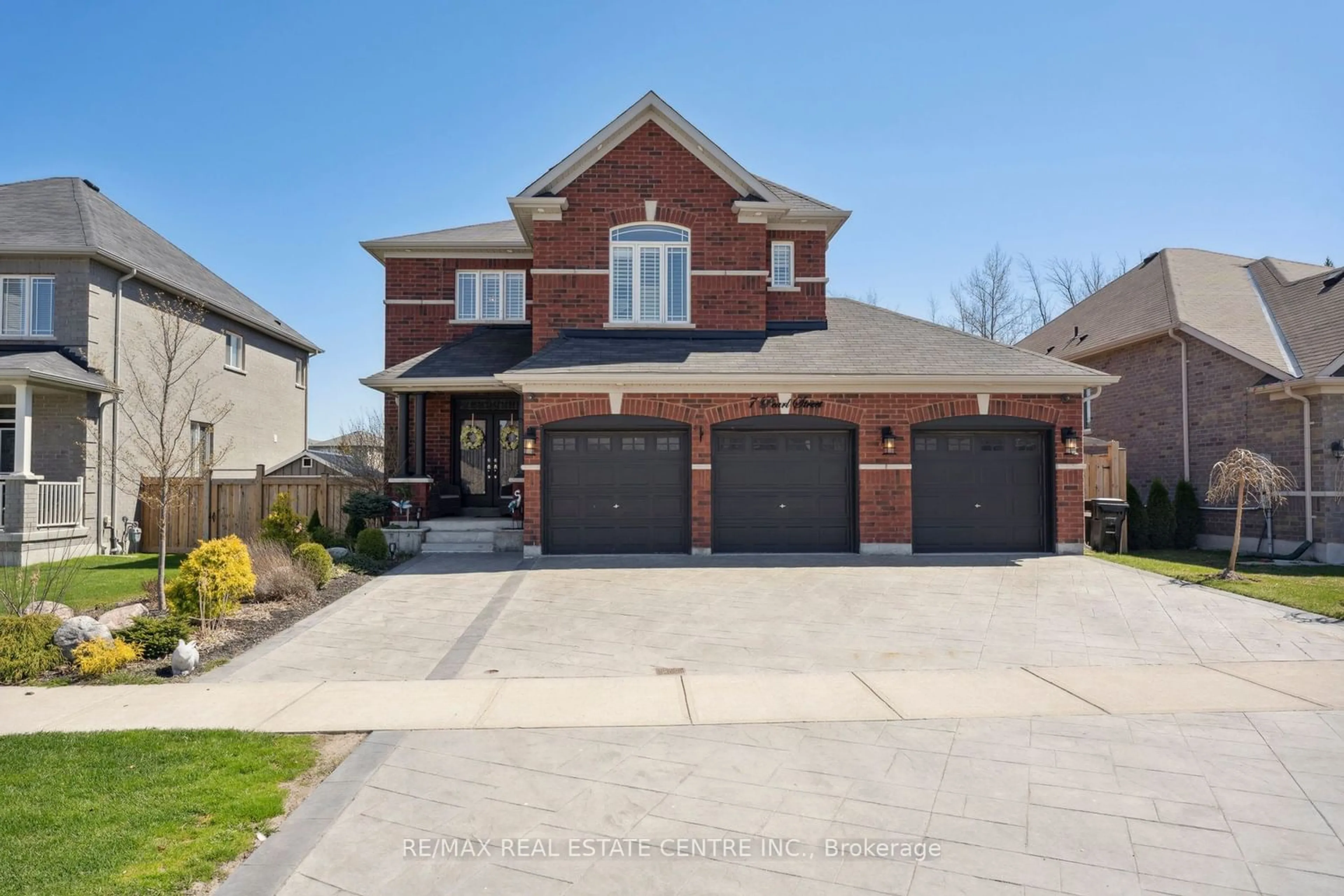 Frontside or backside of a home for 7 Pearl St, Wasaga Beach Ontario L9Z 0G9