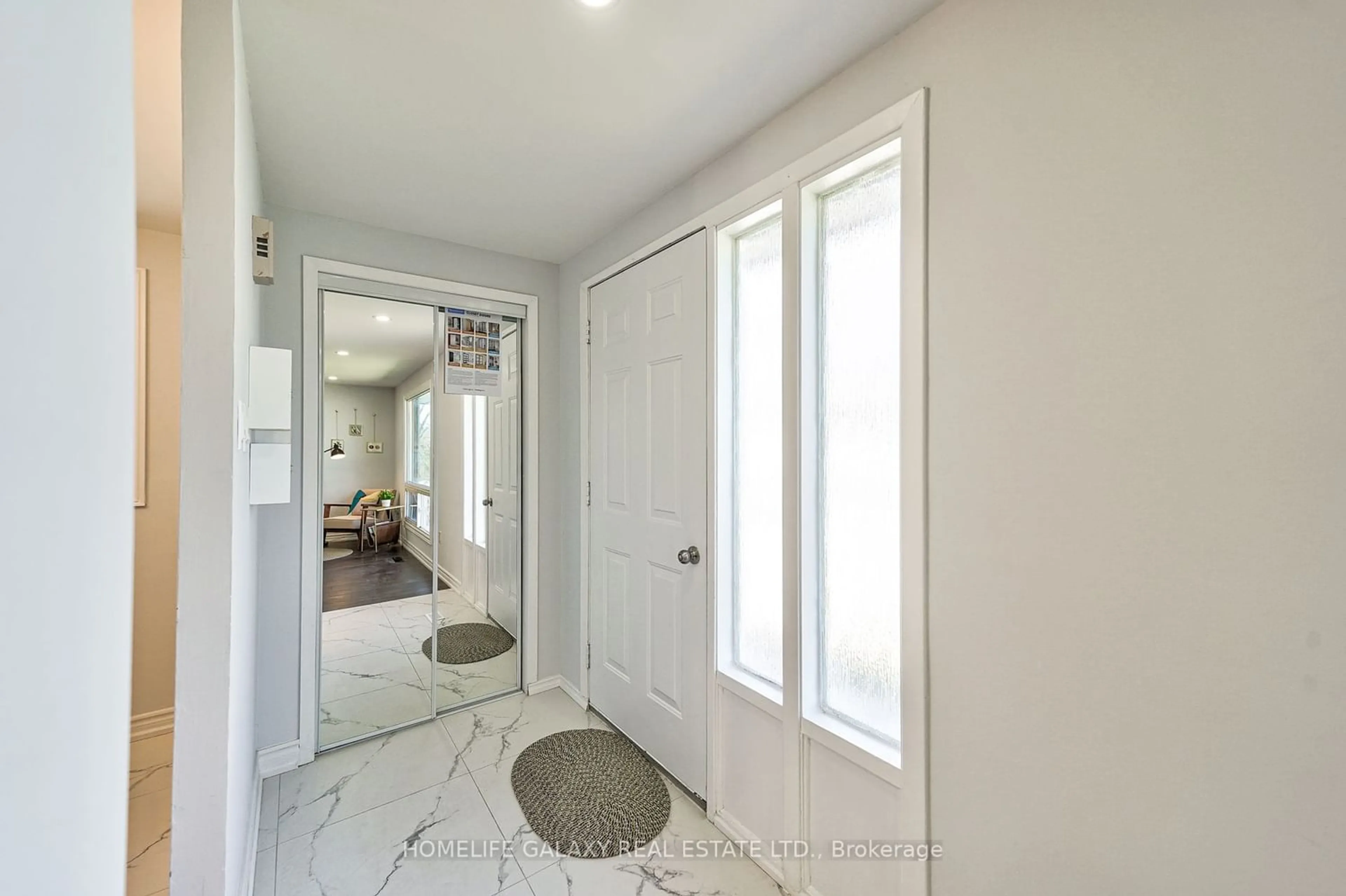 Indoor entryway for 18 Shaw Cres, Barrie Ontario L4N 4Z2