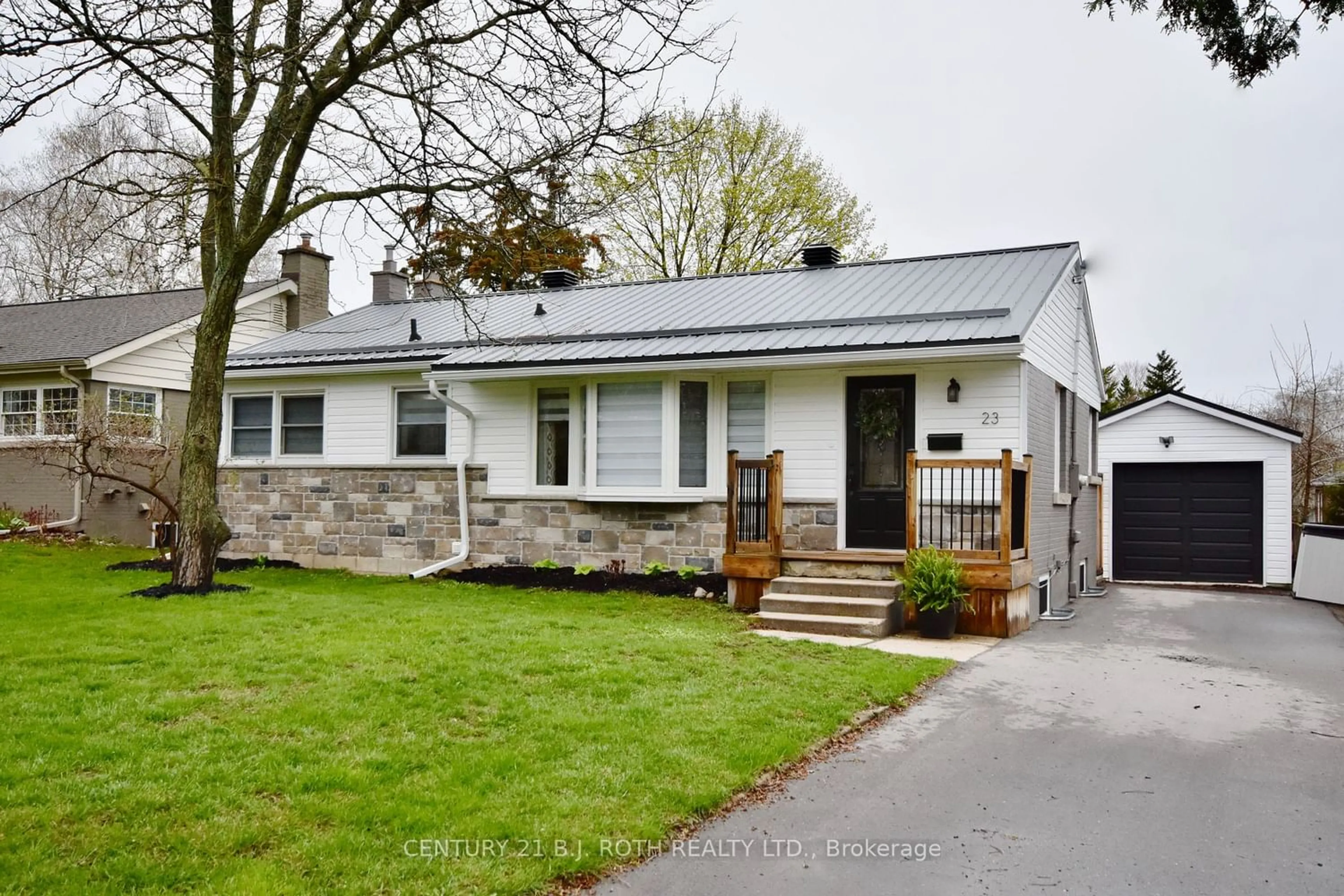 Frontside or backside of a home for 23 Weldon St, Barrie Ontario L4M 4J5