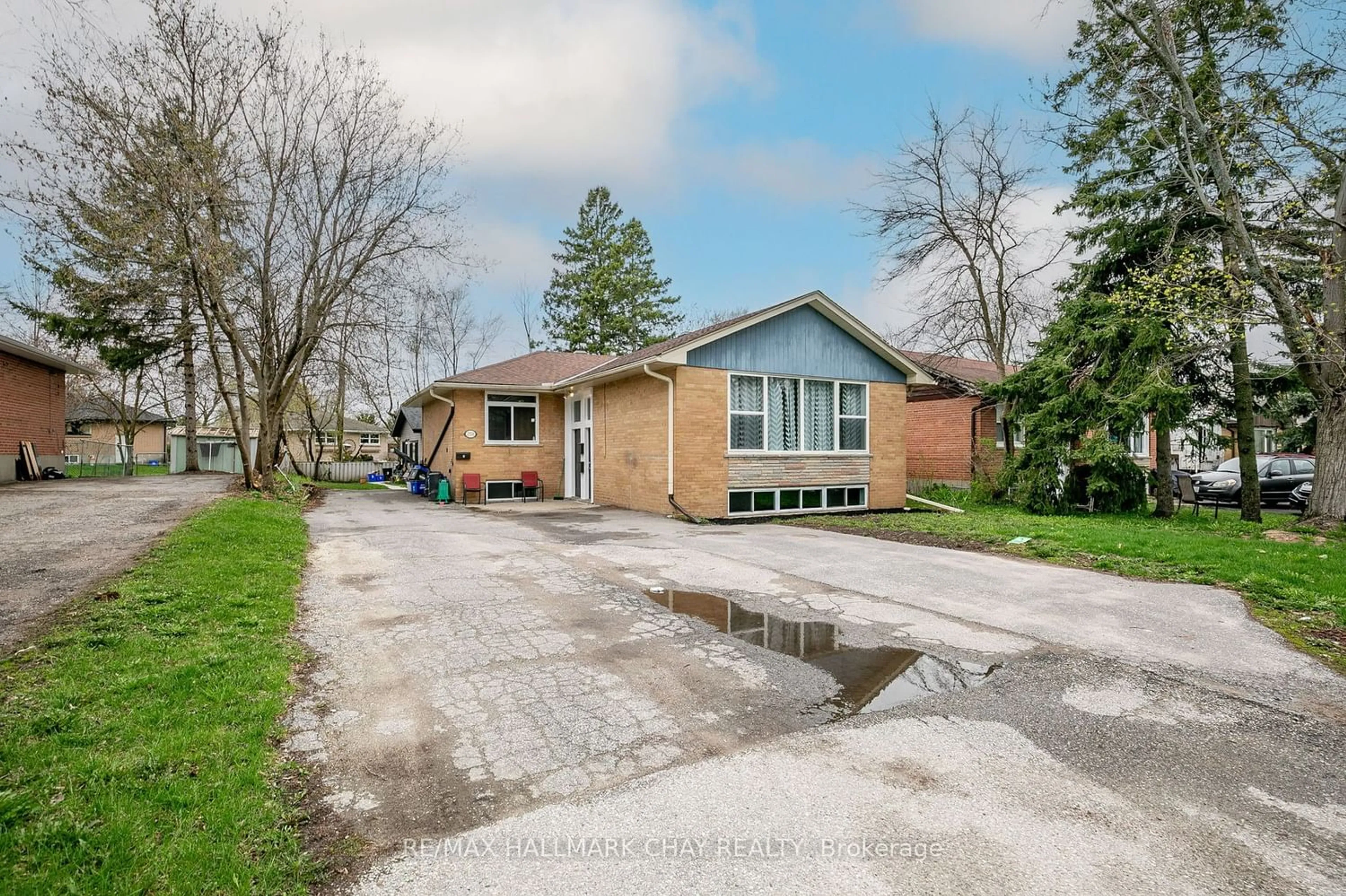 Frontside or backside of a home for 258 St. Vincent St #1-3, Barrie Ontario L4M 3Z8