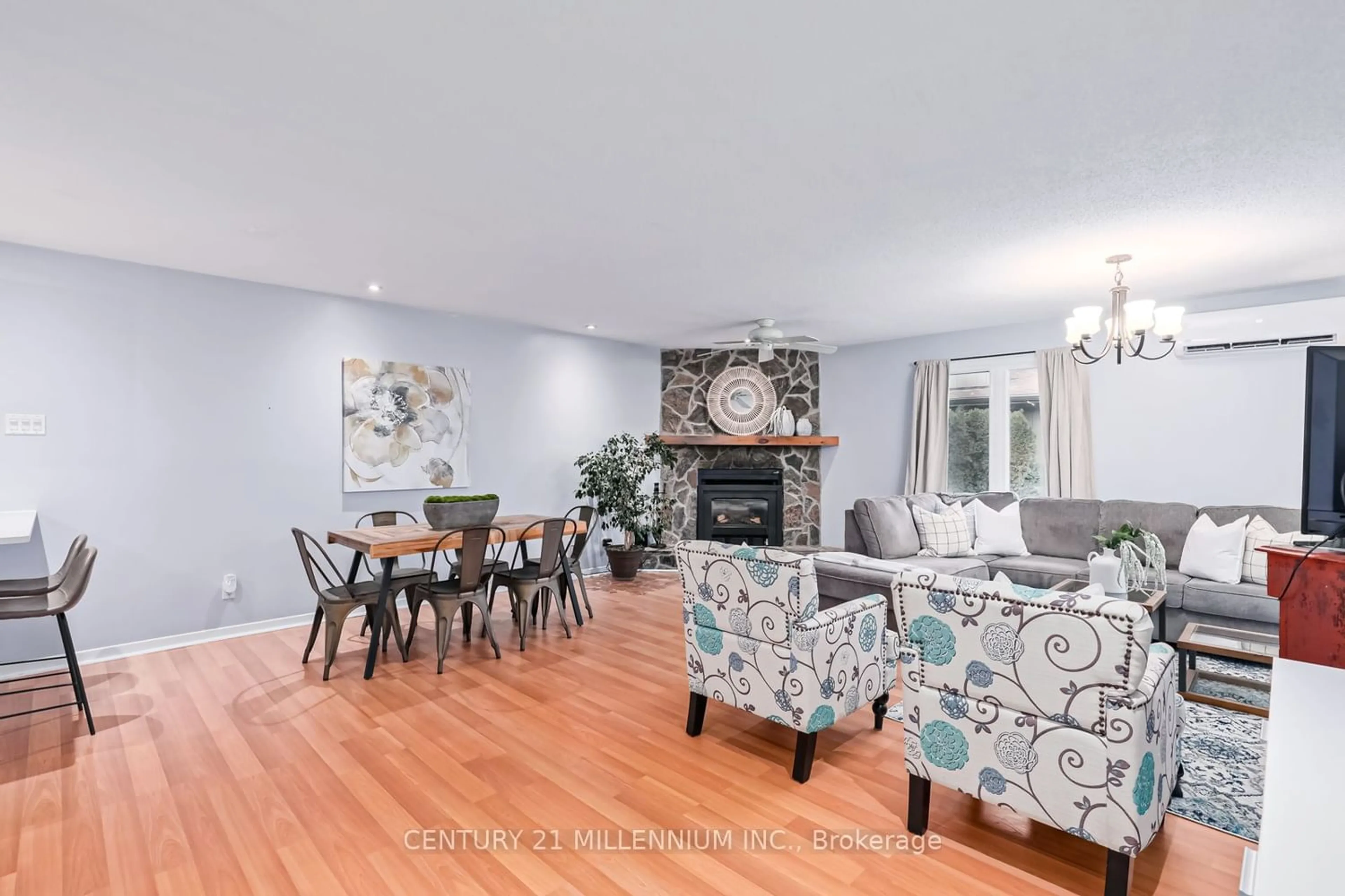 Living room for 5 Trafalgar Rd, Collingwood Ontario L9Y 5G4