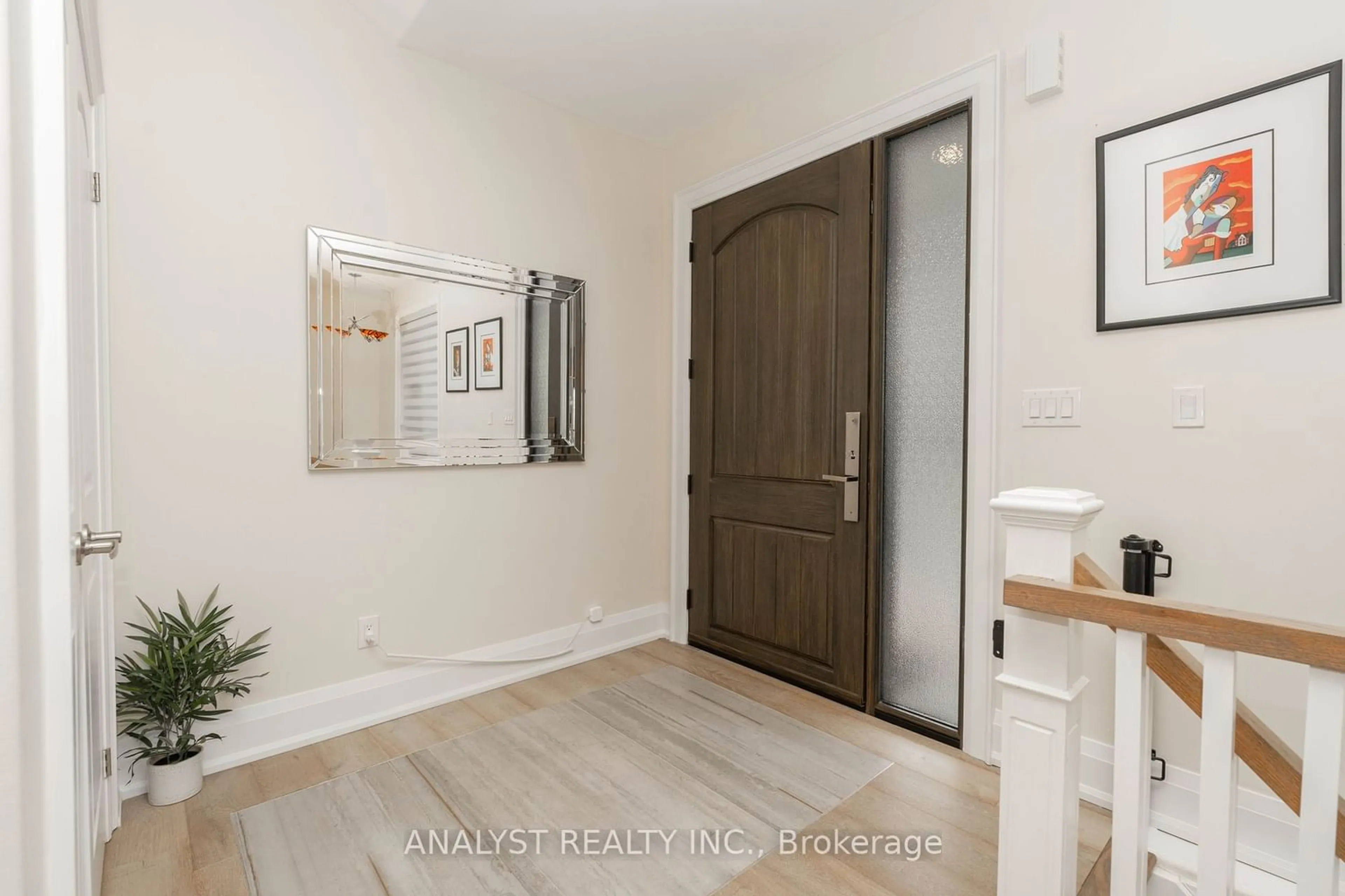 Indoor entryway for 30 Lindale Ave, Tiny Ontario L9M 0J2