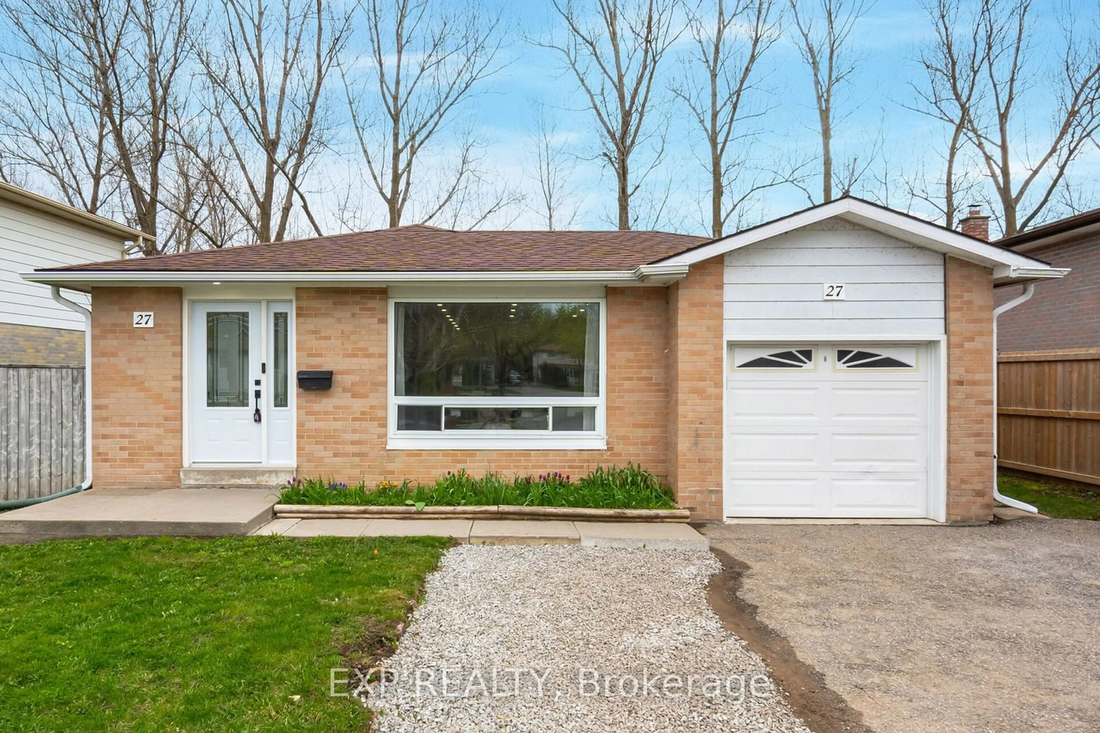Frontside or backside of a home for 27 Jeffrey St, Barrie Ontario L4M 5H5