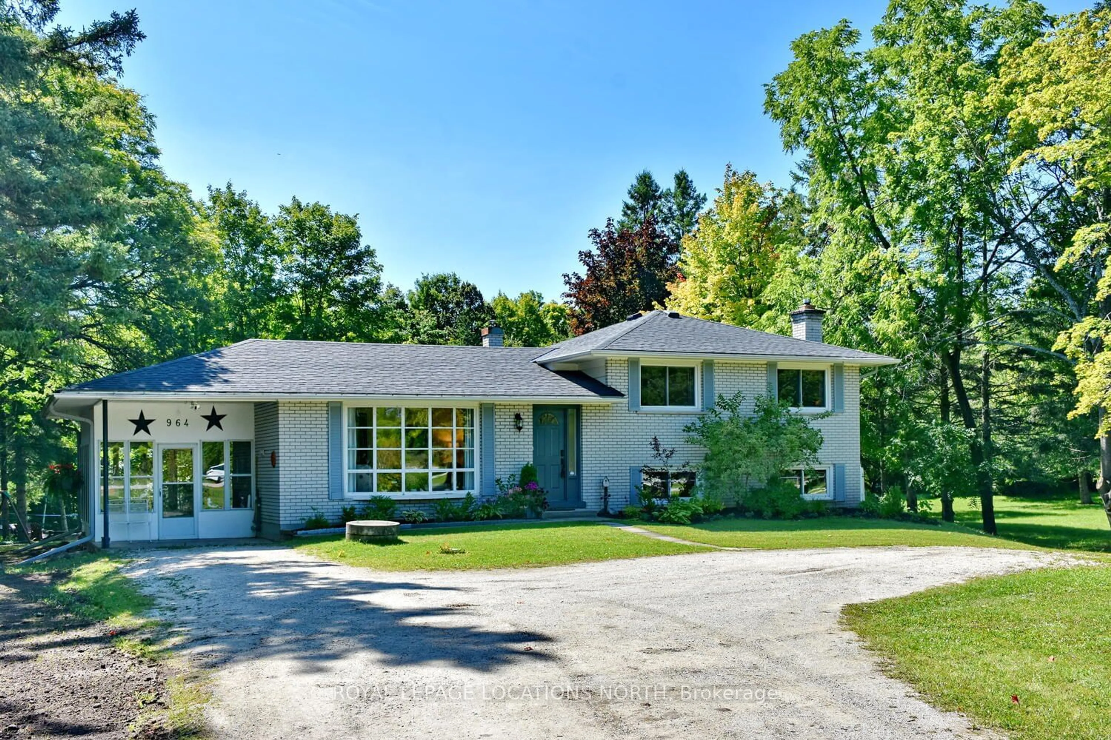 Frontside or backside of a home for 964 Sixth St, Collingwood Ontario L9Y 3Y9