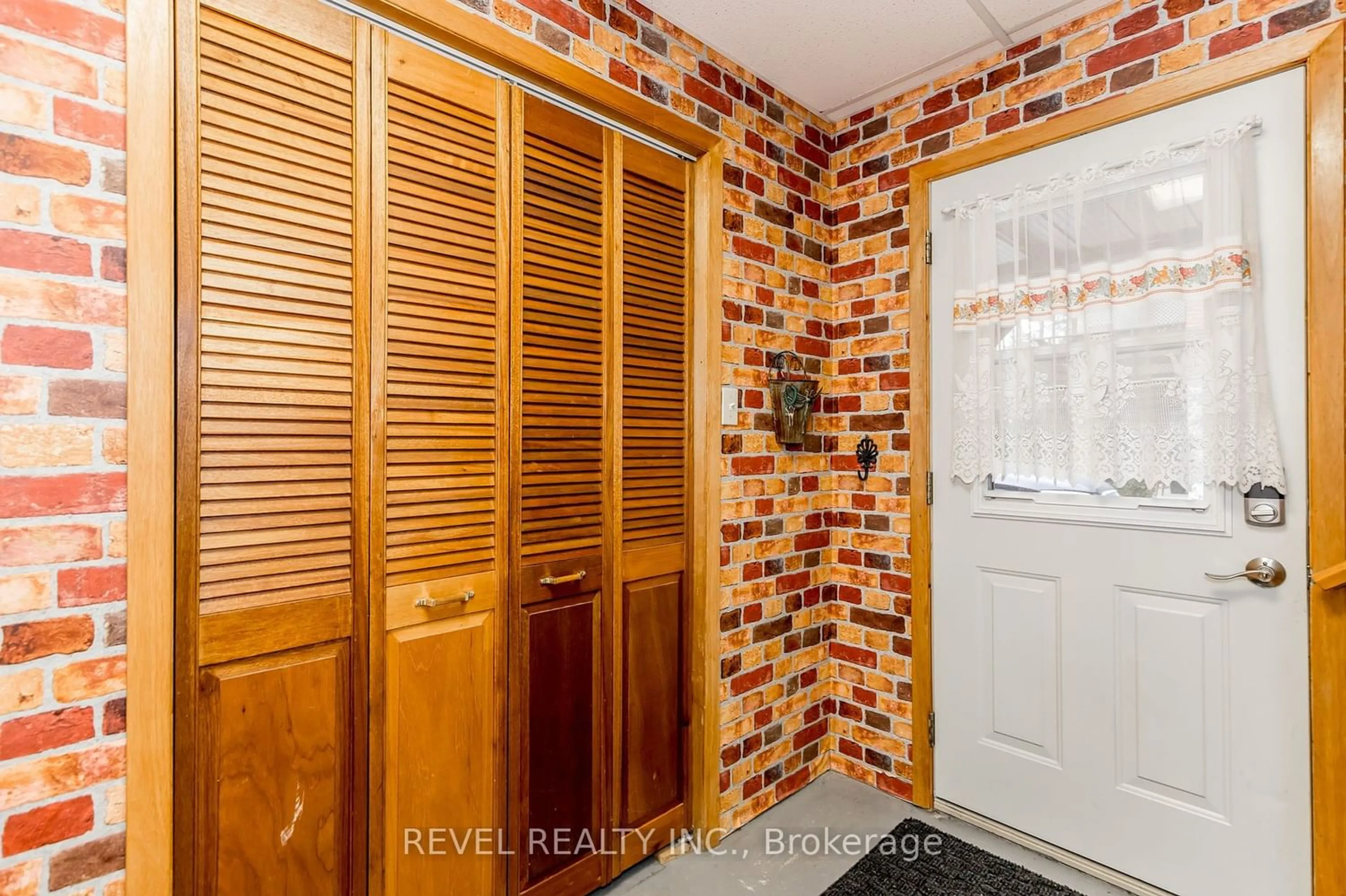 Indoor entryway for 129 Moreau Pkwy, Tiny Ontario L9M 0H3