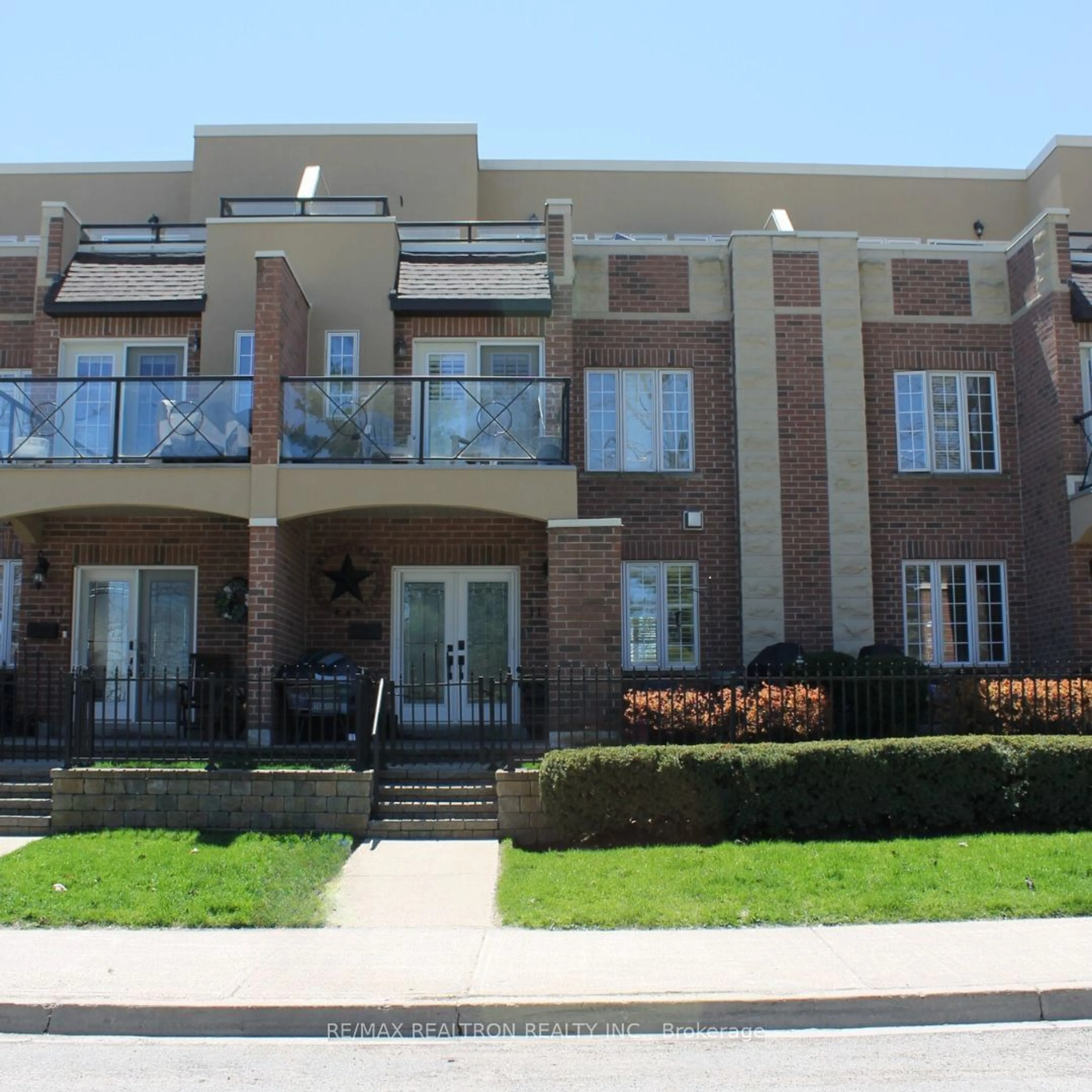 A pic from exterior of the house or condo for 11 White Oaks Rd, Barrie Ontario L4N 5A2