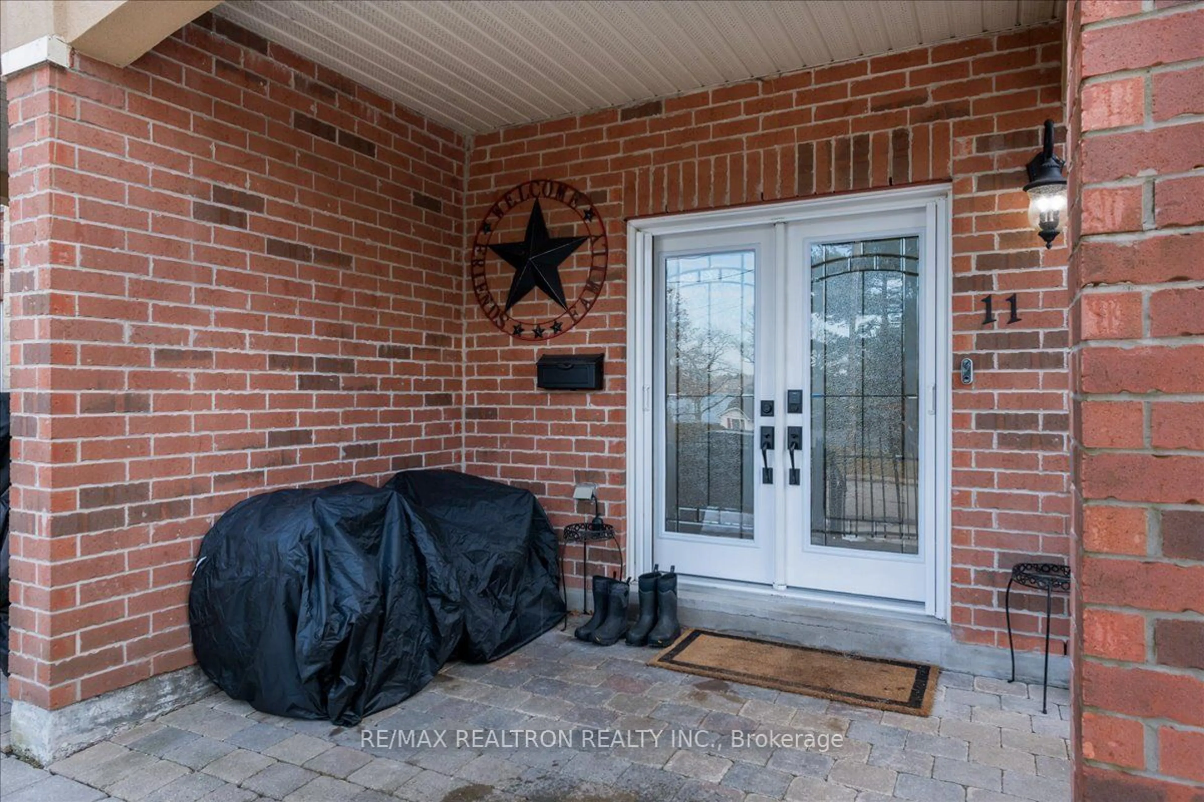 Indoor entryway for 11 White Oaks Rd, Barrie Ontario L4N 5A2