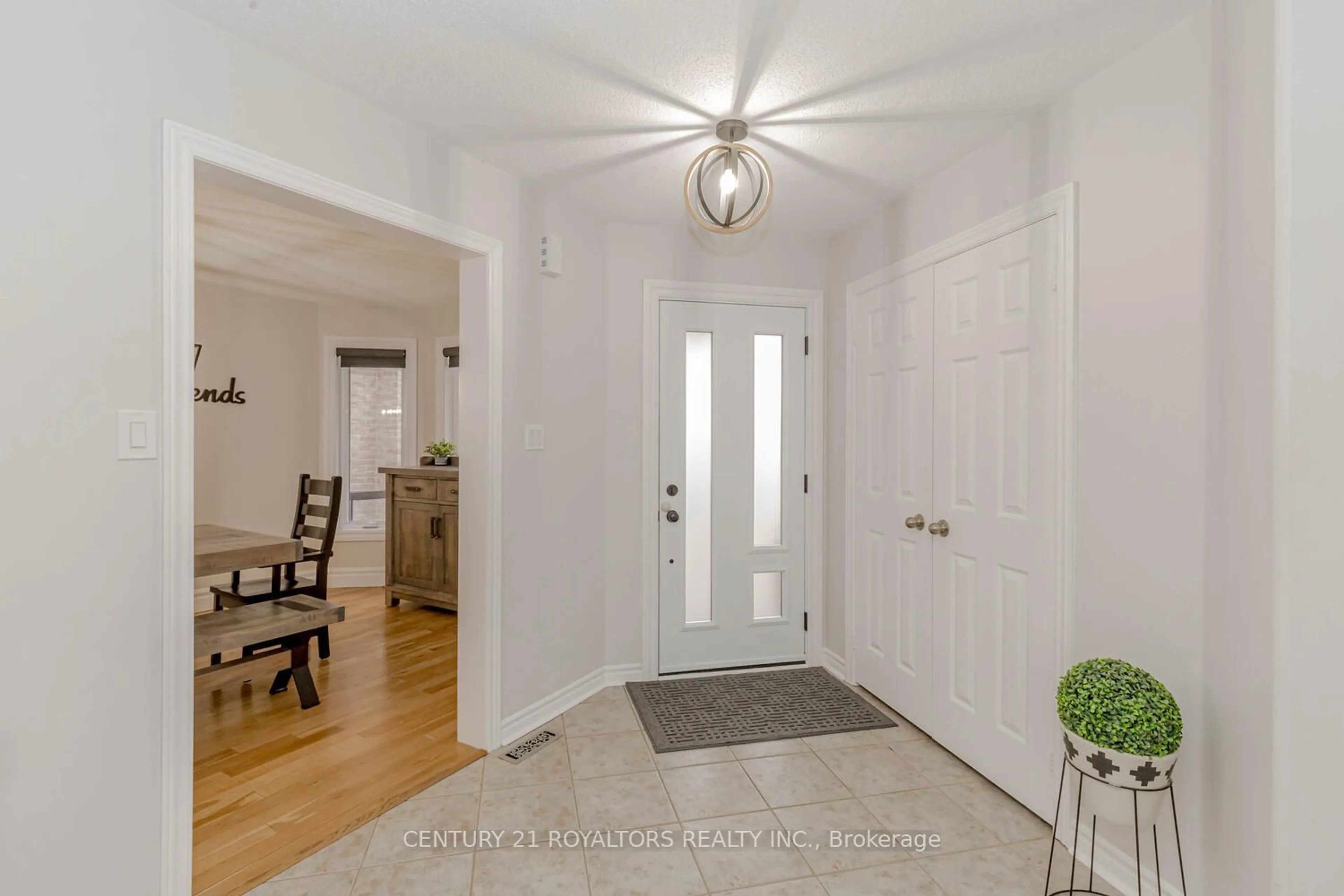 Indoor entryway for 44 Russell Hill Dr, Barrie Ontario L4N 0C2
