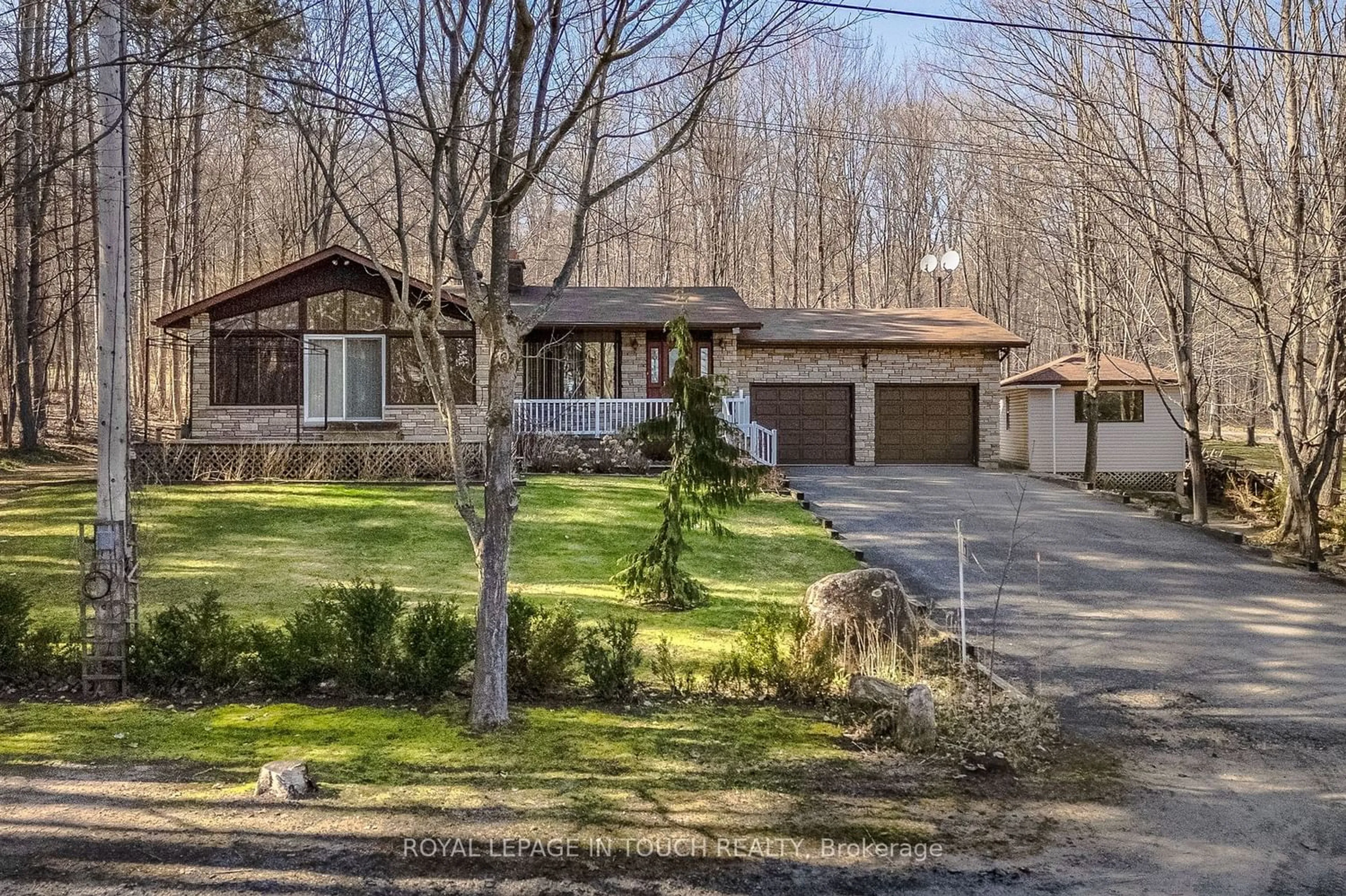 Frontside or backside of a home for 61 Beaufort Cres, Tiny Ontario L9M 0B8