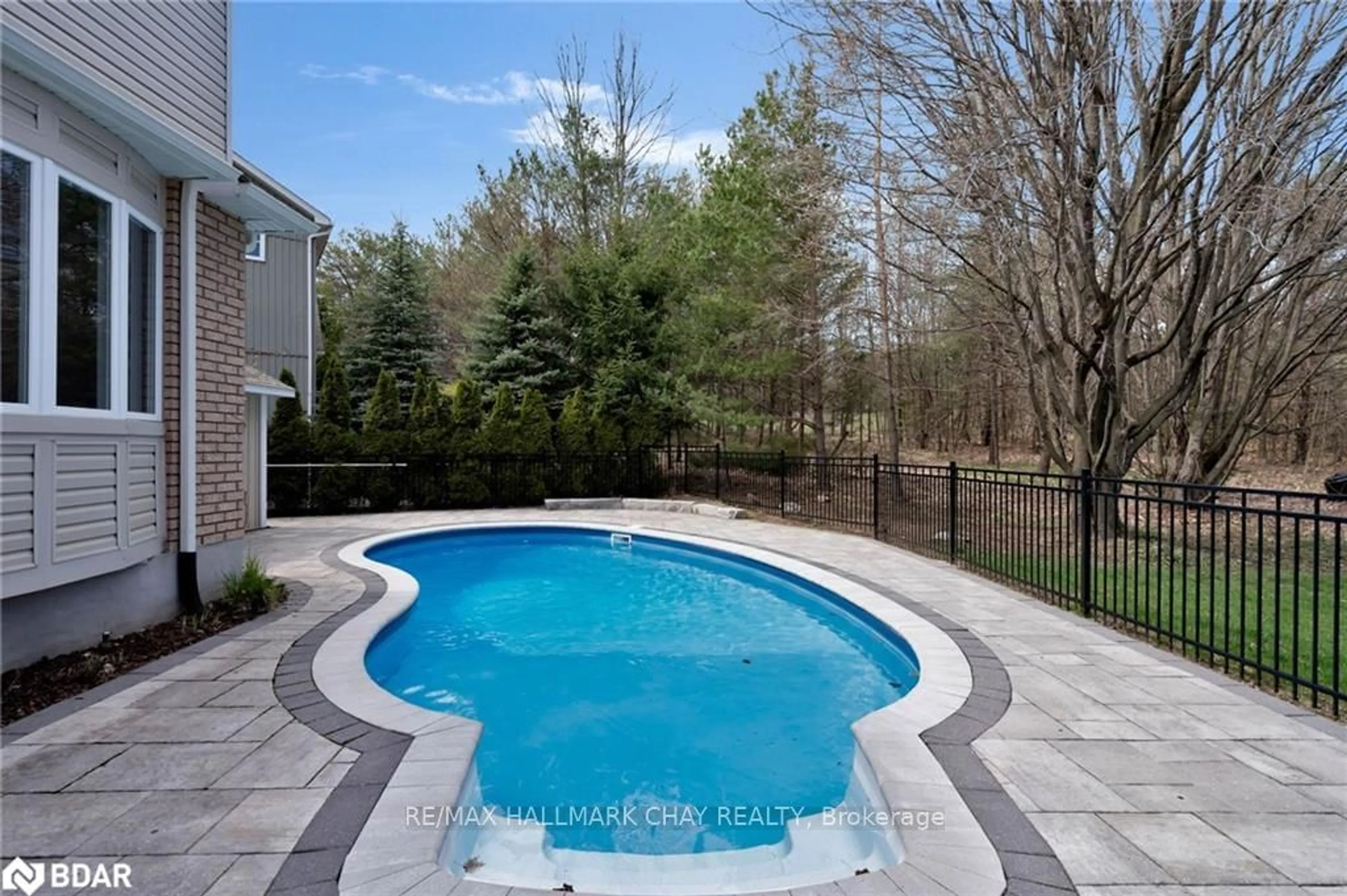 Indoor or outdoor pool for 20 Tanglewood Cres, Oro-Medonte Ontario L0L 2L0